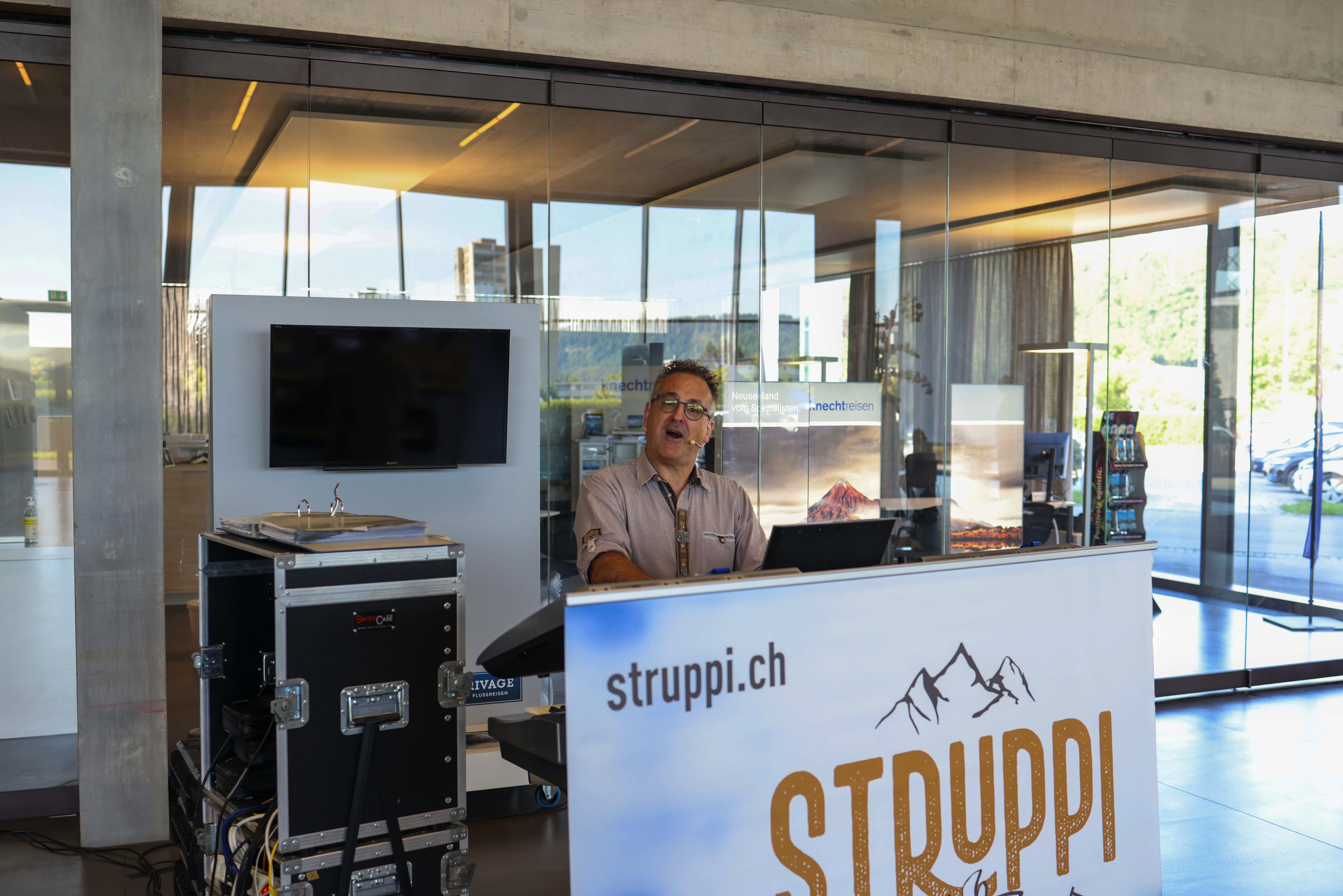 Musikalische Unterhaltung durch DJ Struppi