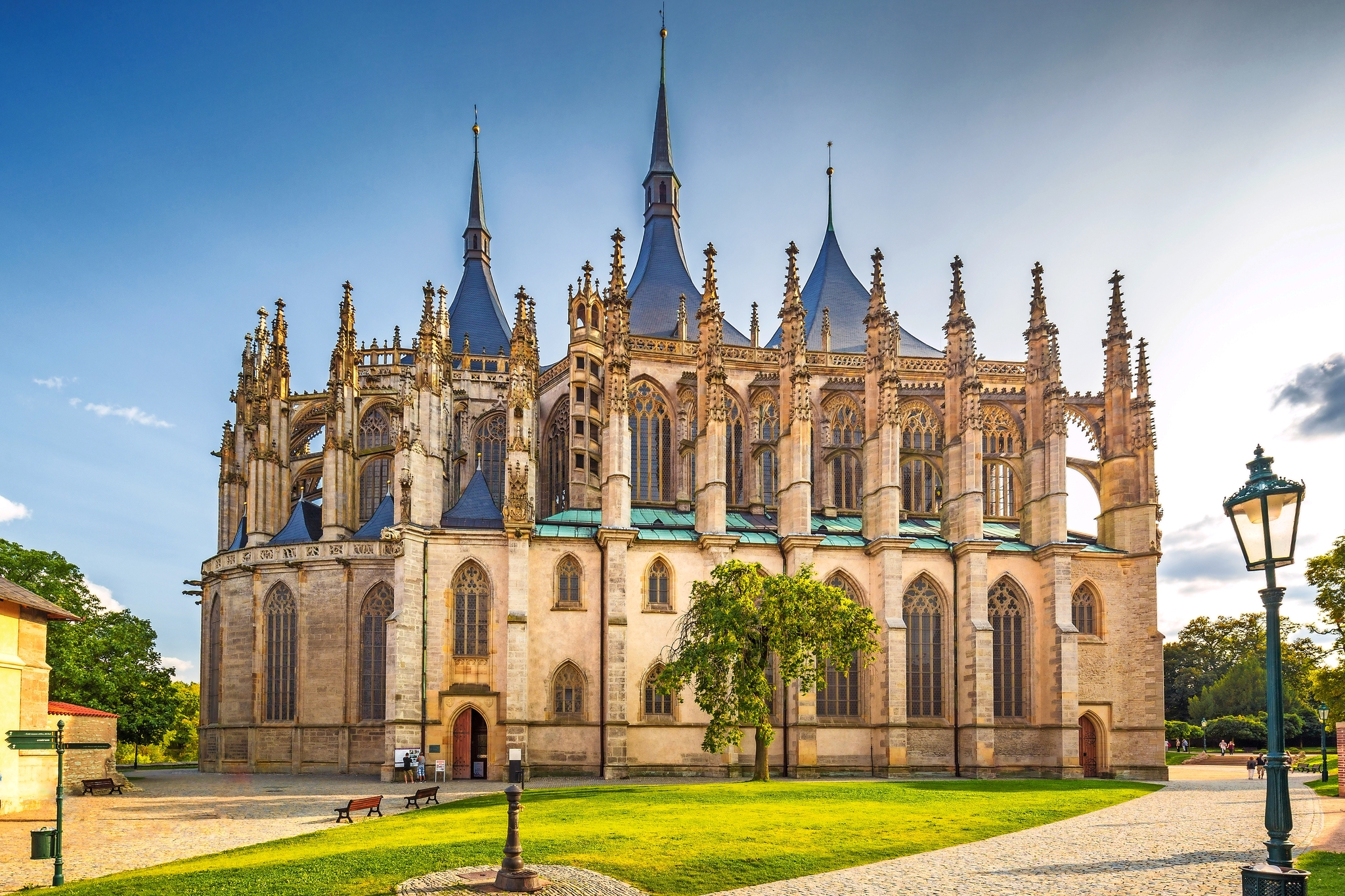 Gotische Kathedrale mit beeindruckender Architektur bei sonnigem Wetter.