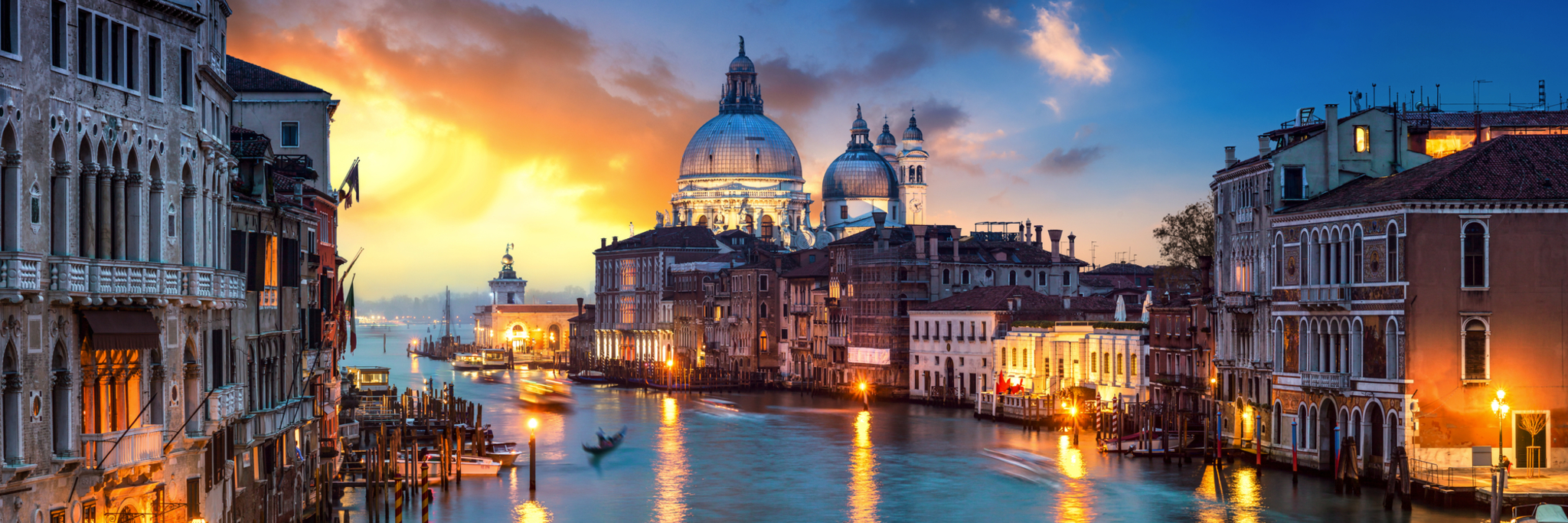 Kanal in Venedig bei Sonnenuntergang mit beeindruckender Architektur.