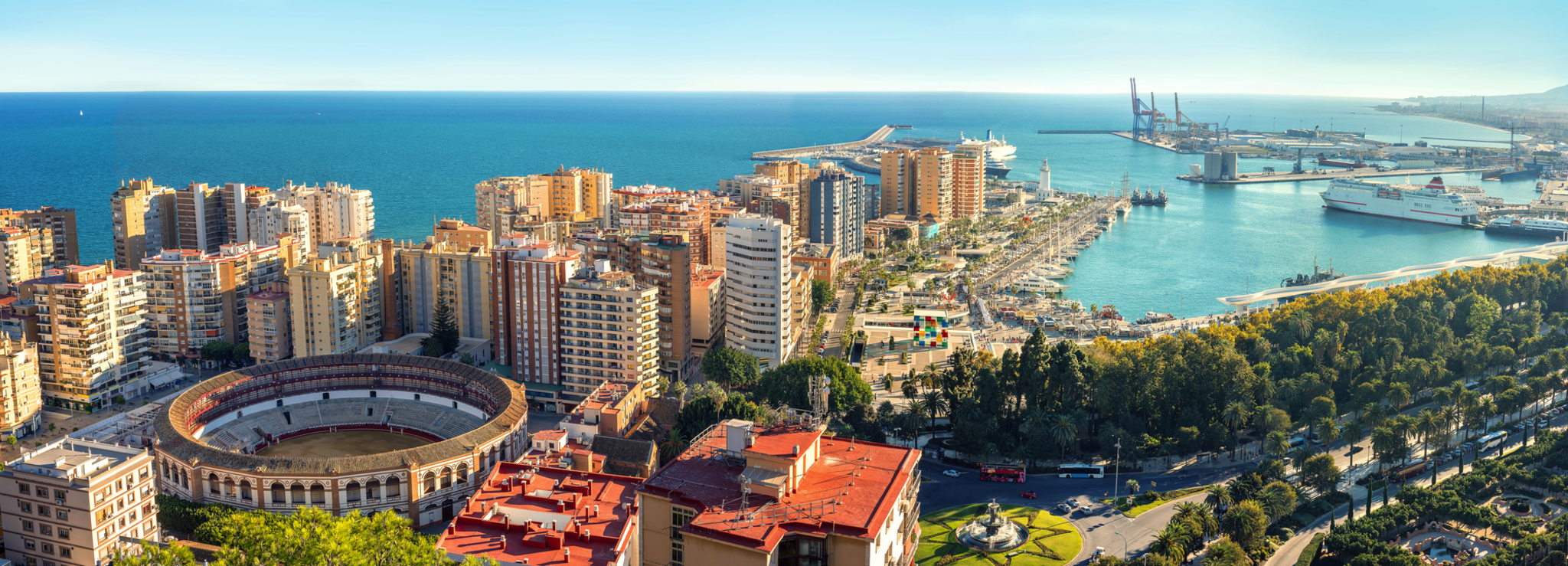 Blick auf Stadt mit Stierkampfarena am Meer und Hafen im Hintergrund