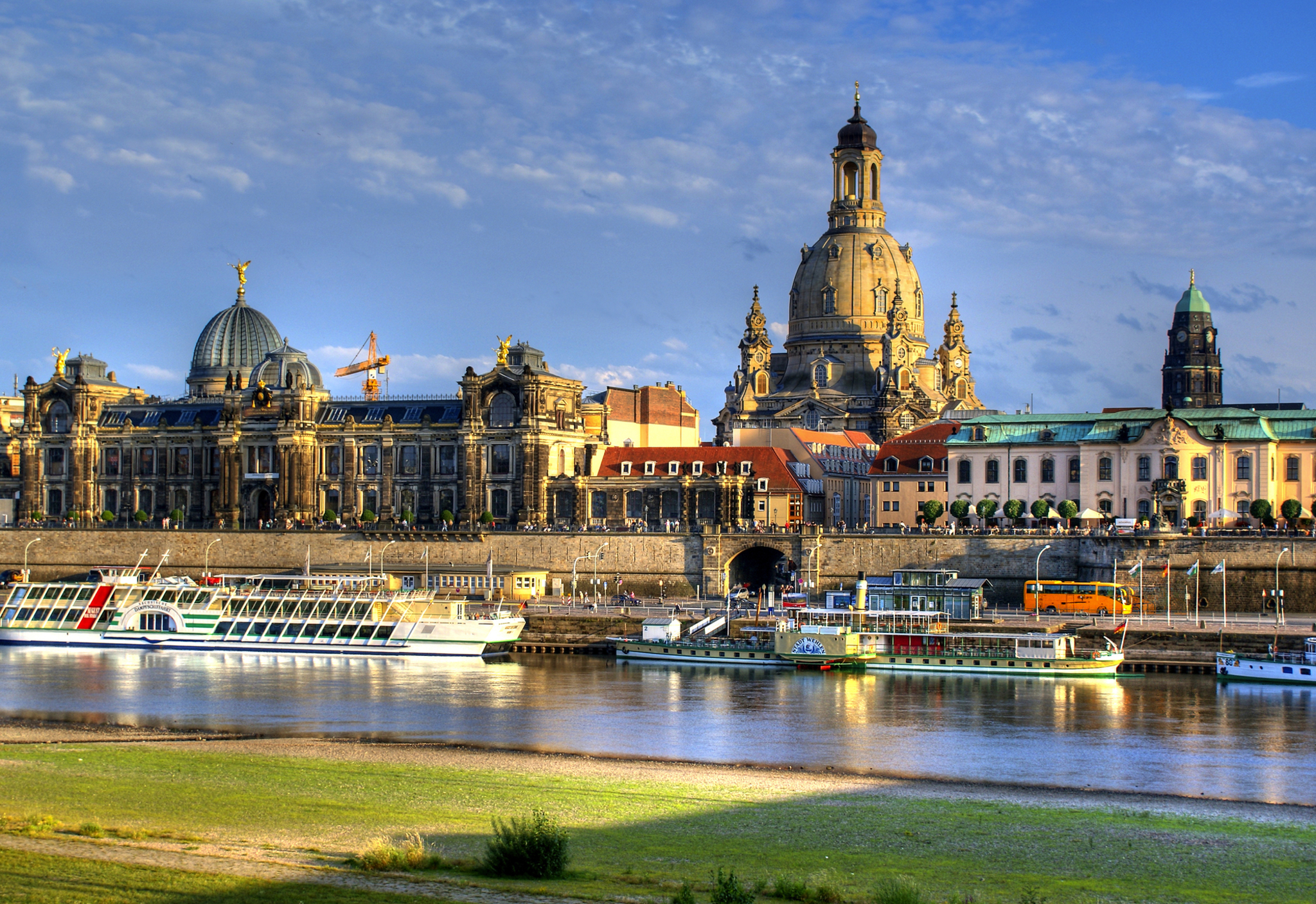 Stadtansicht von Dresden mit der Frauenkirche am Elbufer.