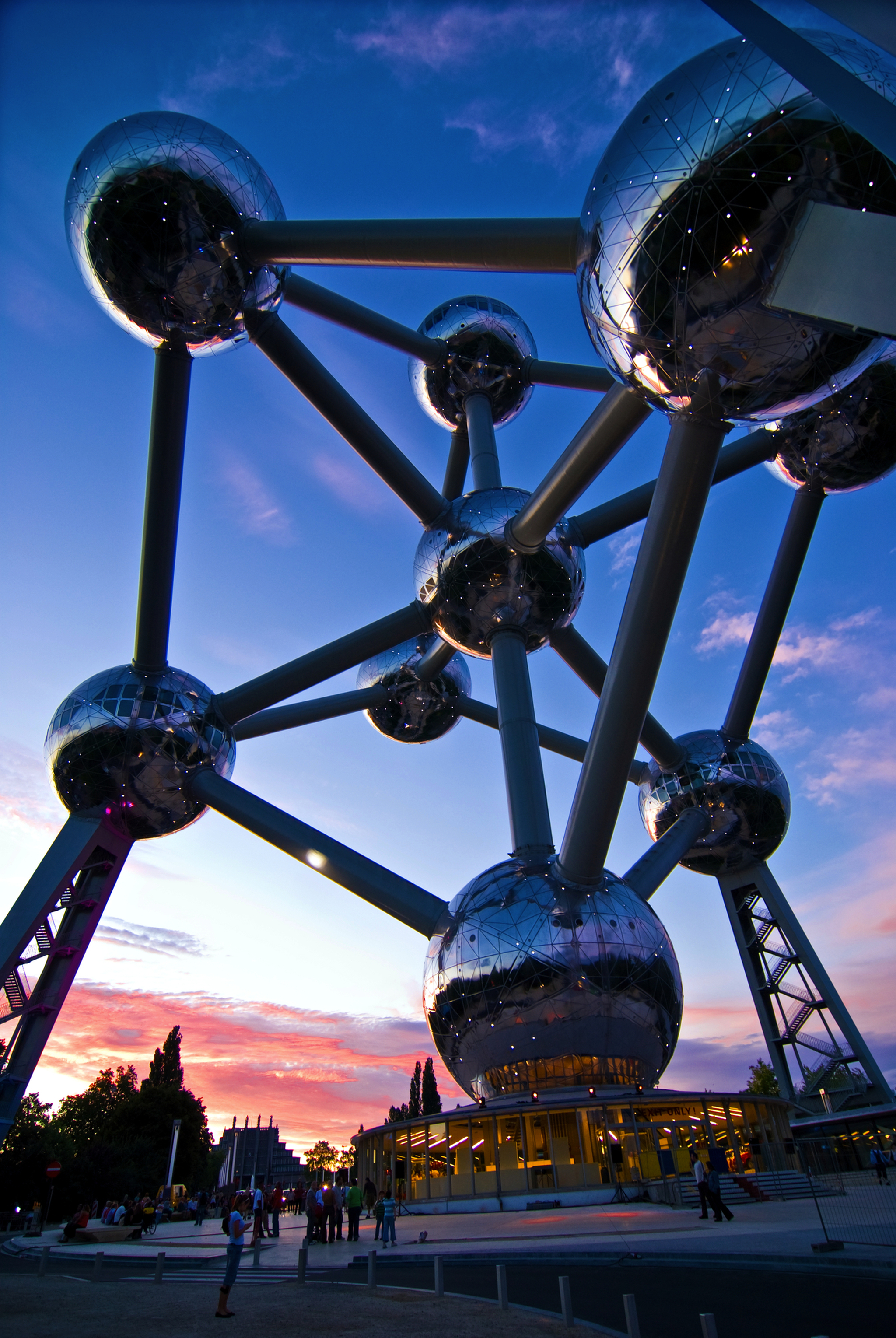 Das Atomium in Brüssel bei Sonnenuntergang.