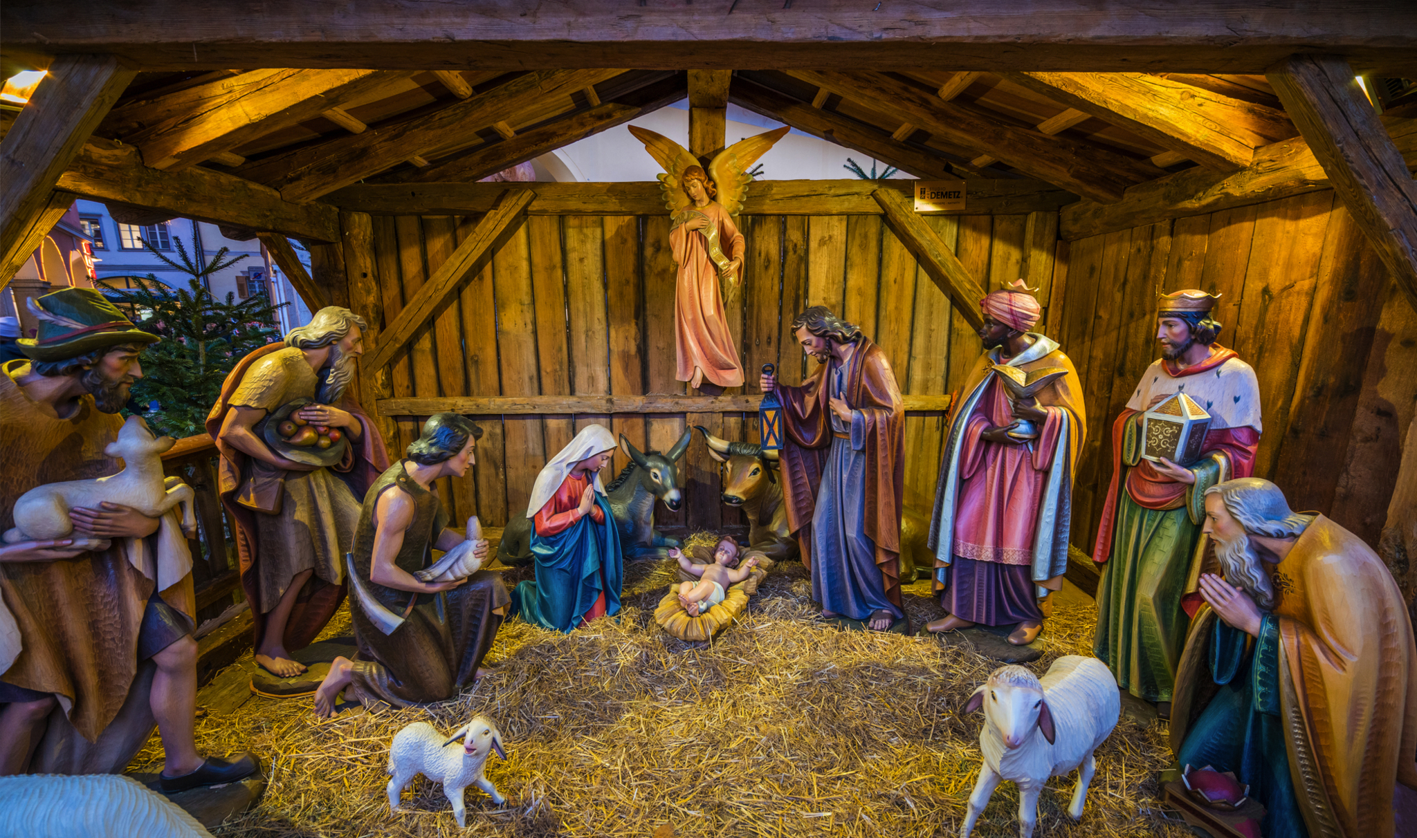 Weihnachtskrippe mit Holzfiguren, Maria, Josef und Christkind in der Mitte.