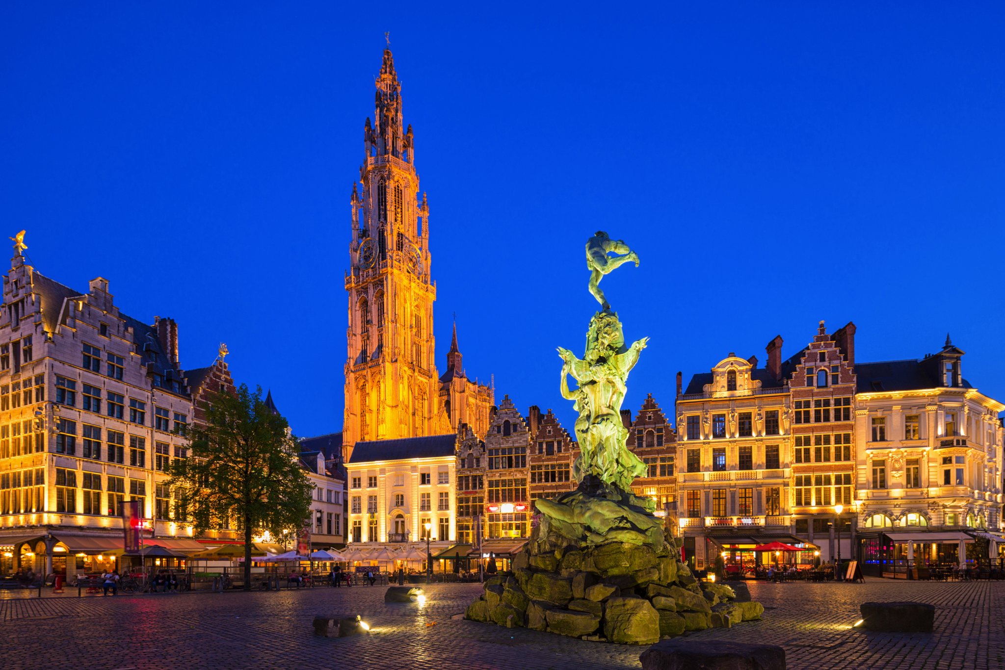 Berühmter Brunnen mit Statue von Brabo am Grote Markt in Antwerpen Bild