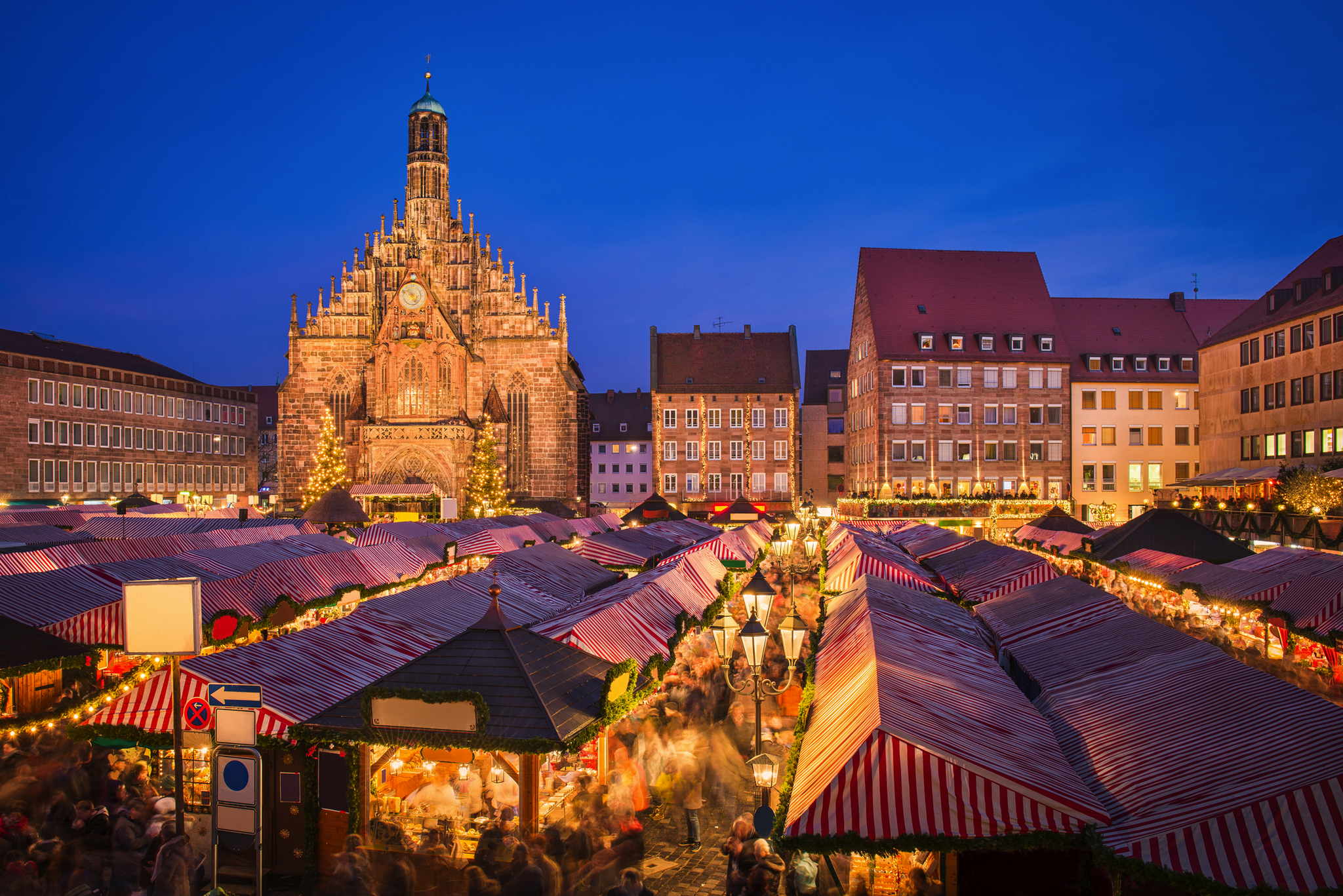 Weihnachtsmarkt mit Kirche bei Abenddämmerung in Nürnberg