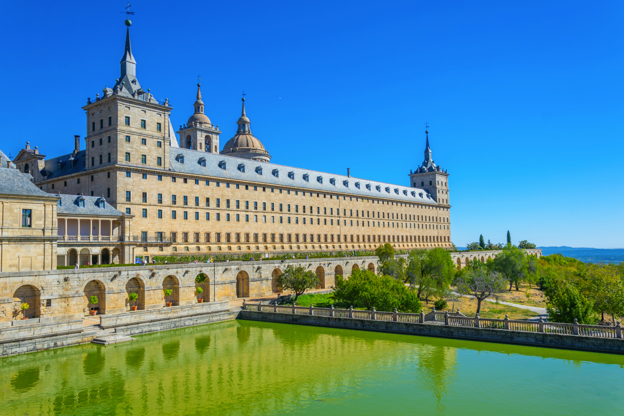 Königliches Kloster El Escorial in Spanien bei blauem Himmel.