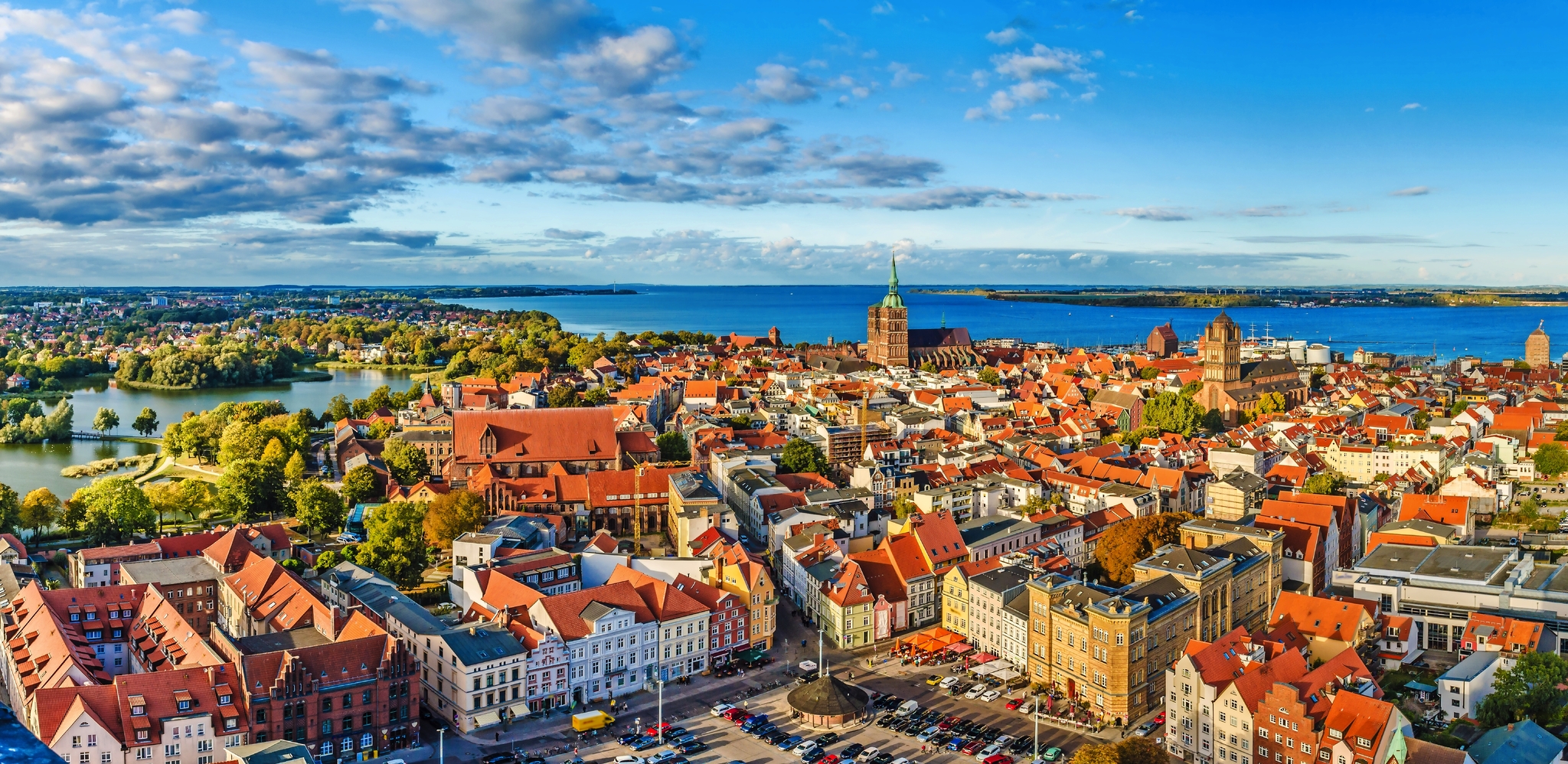 Stadtansicht von Stralsund mit historischen Gebäuden und Blick auf das Wasser.
