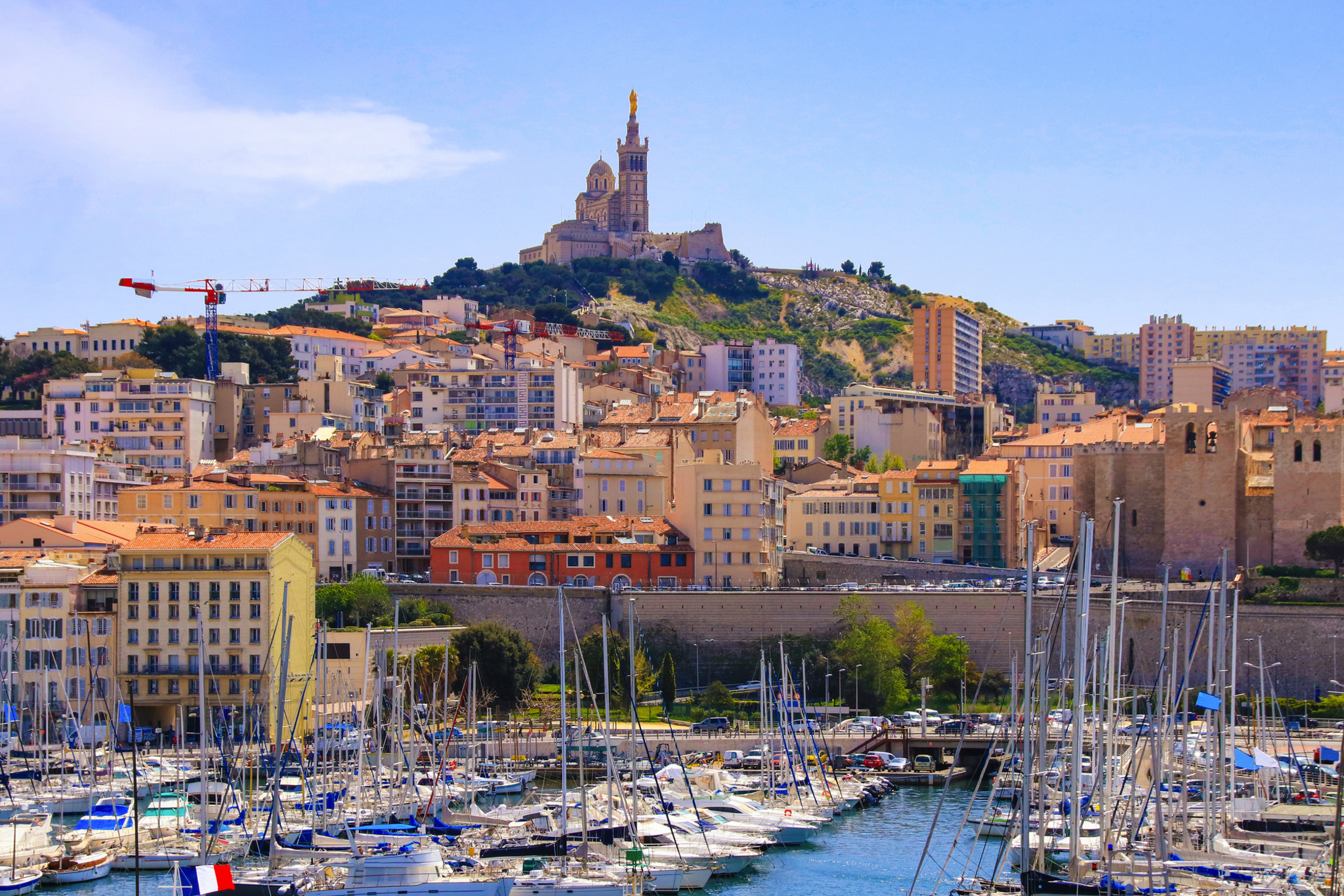 Alter Hafen von Marseille mit Blick auf die Basilika Bild