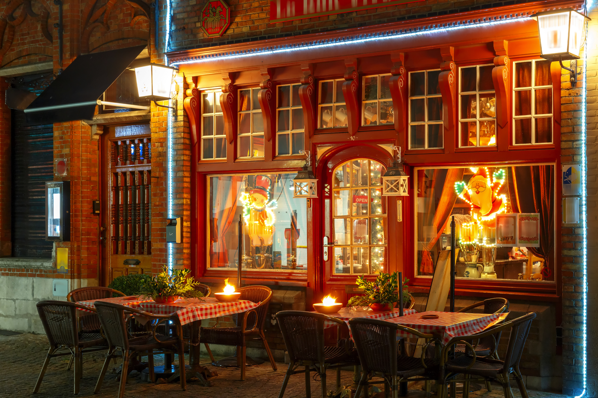 winterlich beleuchtete Straße im Zentrum von Brügge Bild