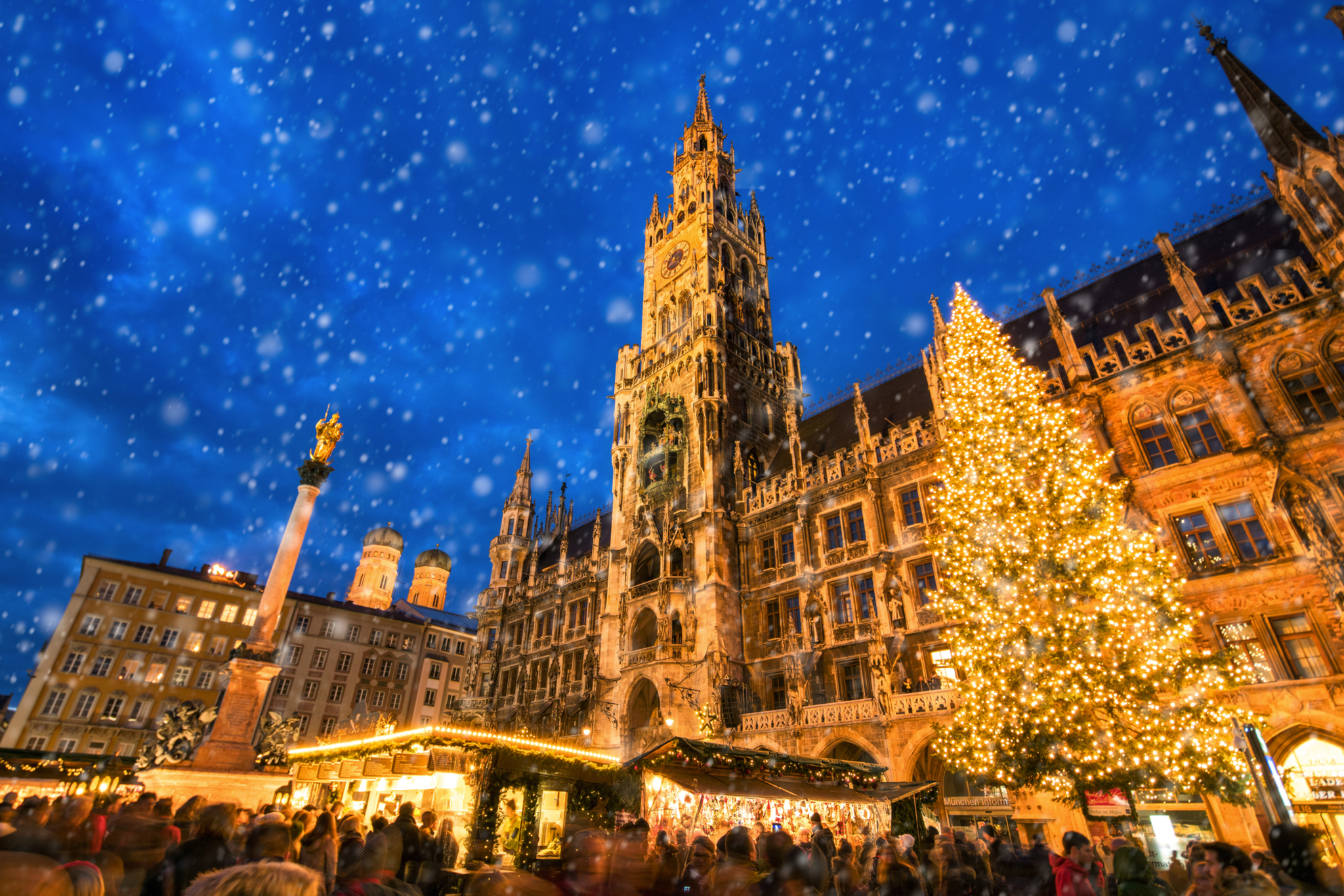 Weihnachtsmarkt am Münchner Marienplatz bei Schneefall.