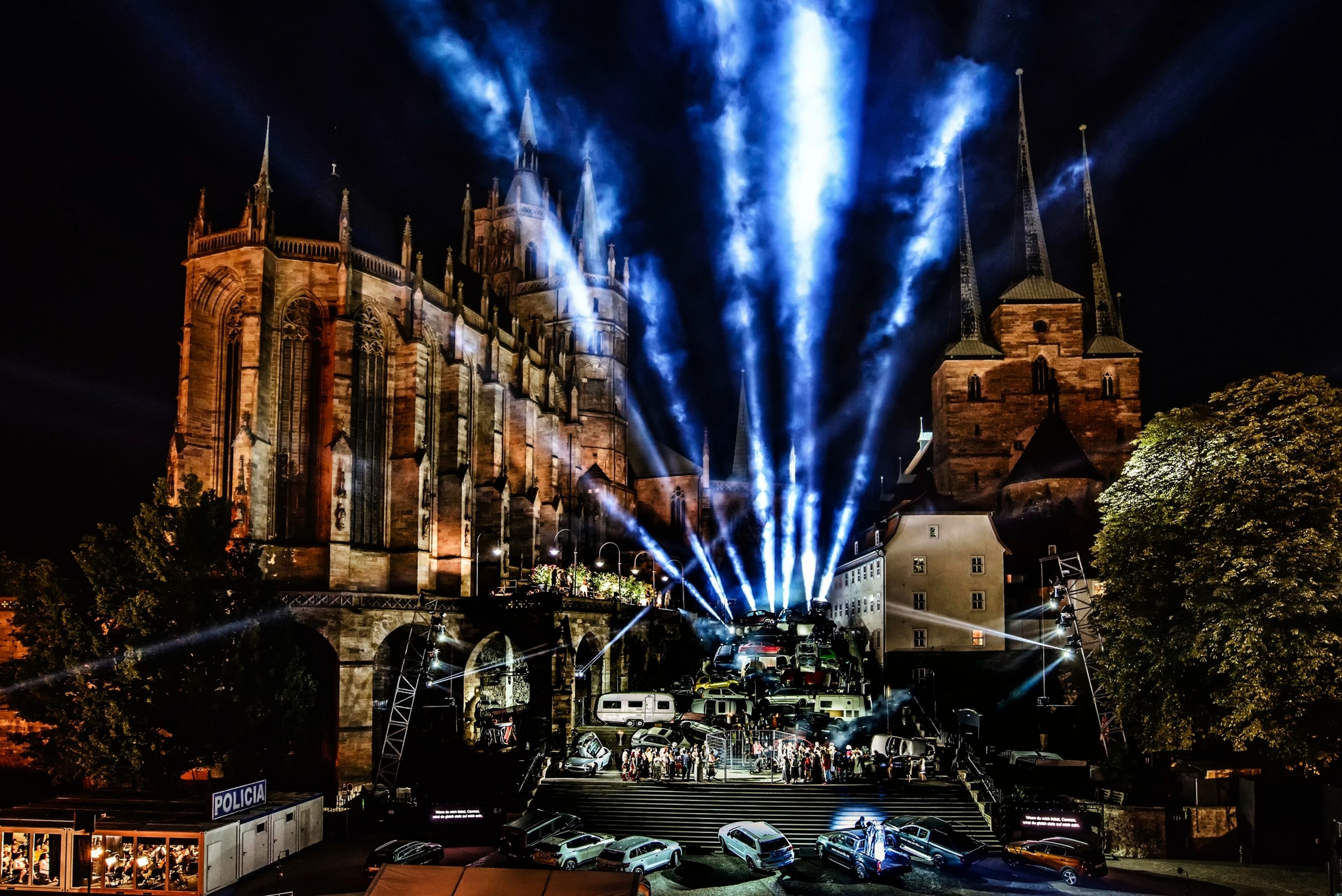 Nachtaufnahme der DomStufen-Festspiele mit Lichteffekten vor dem Dom in Erfurt.