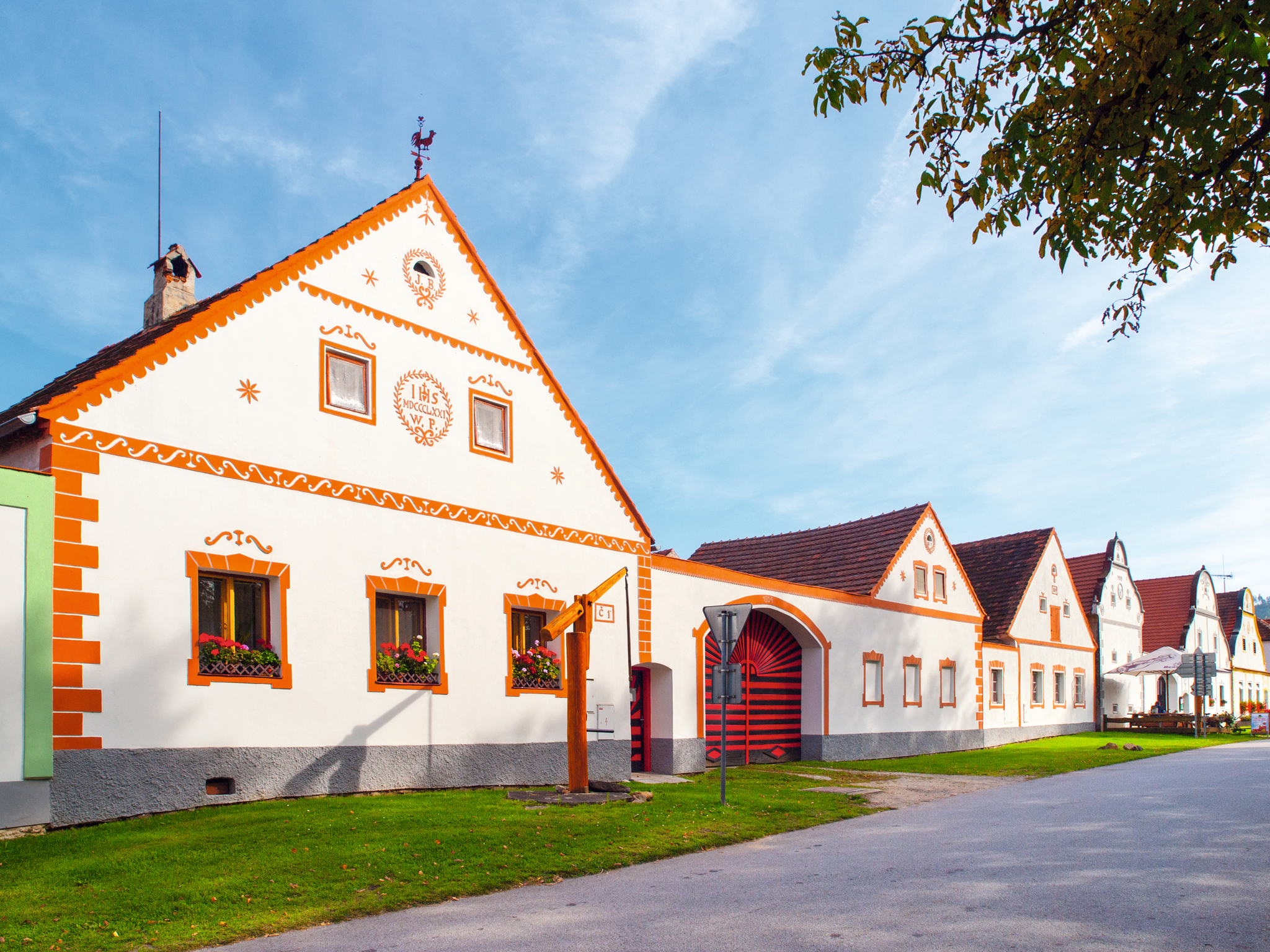 Reihenhaus im traditionellen südböhmischen Volksstil an einem sonnigen Tag.
