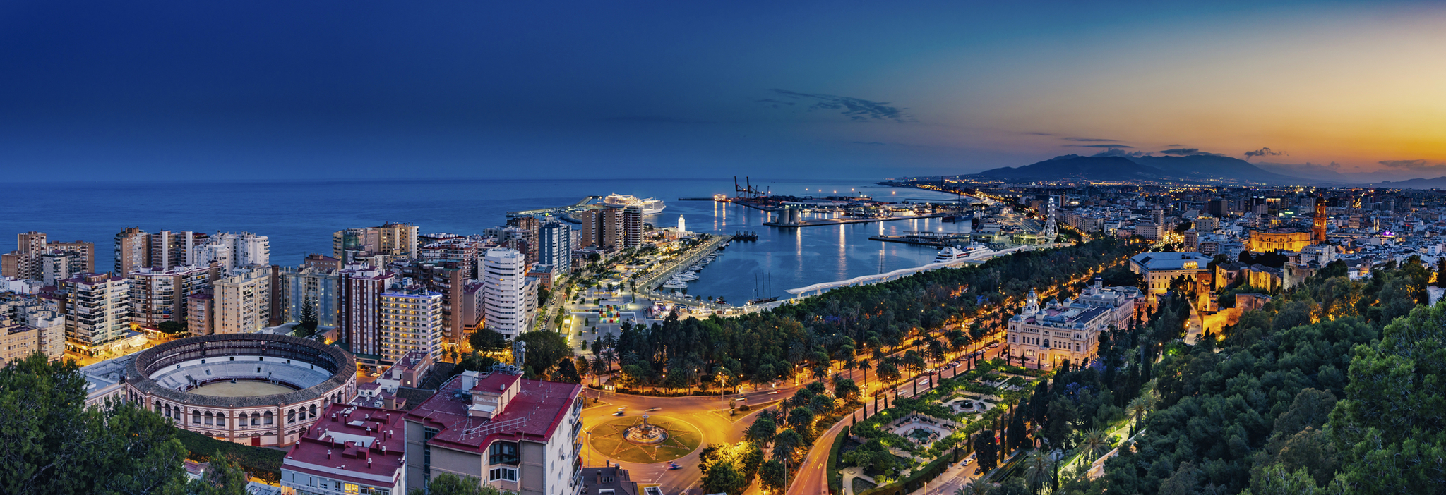 Stadtsilhouette mit Hafen bei Sonnenuntergang.