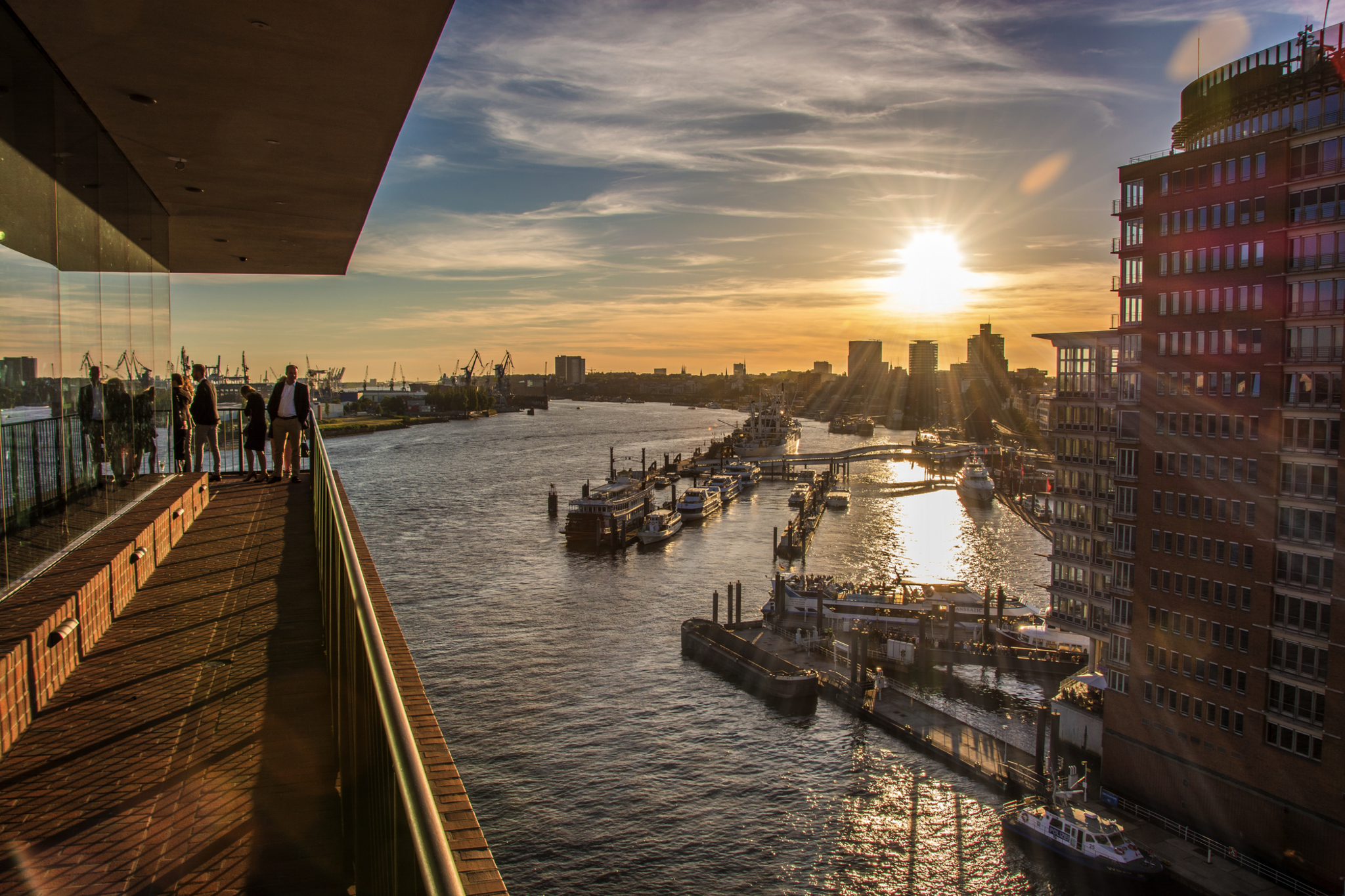 Hamburger Hafen von der Plaza der Elbphilharmonie aus gesehen, Deutschland Hamburger Hafen von der Plaza der Elbphilharmonie aus gesehen, Deutschland Bild