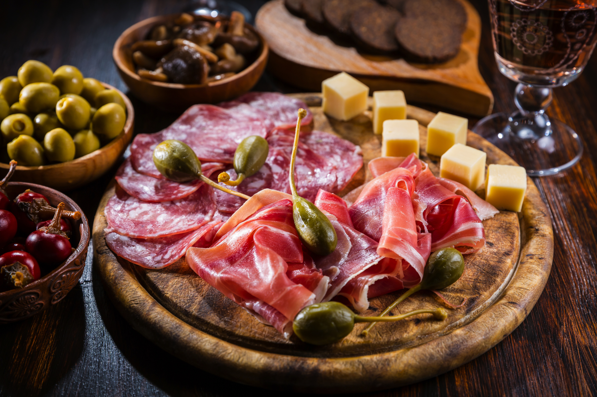 Serrano Schinkenteller mit verschiedenen Vorspeisen Bild