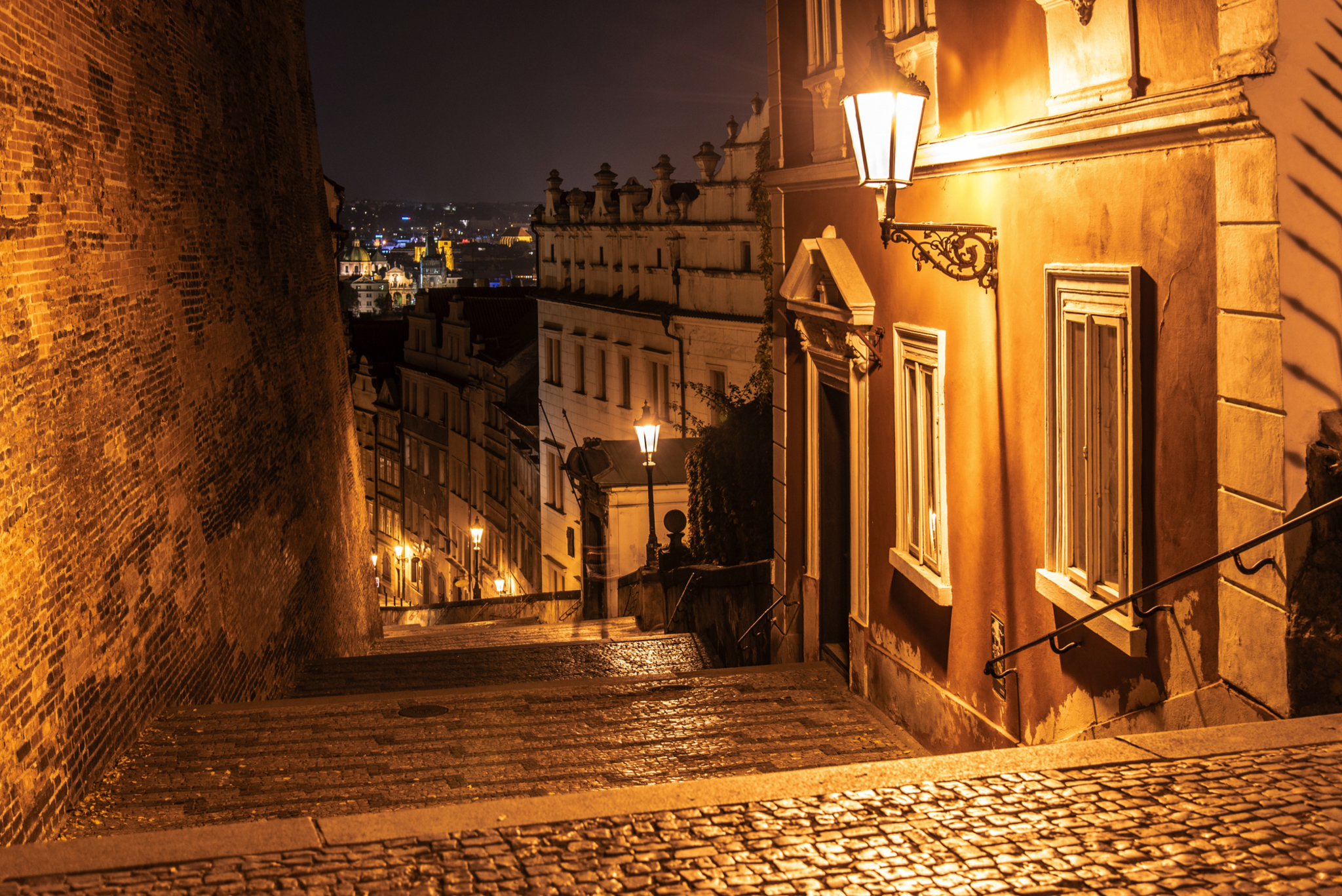 Neue Schlosstreppe auf der Prager Burg bei Nacht, Tschechische Republik Neue Schlosstreppe auf der Prager Burg bei Nacht, Tschechische Republik Bild