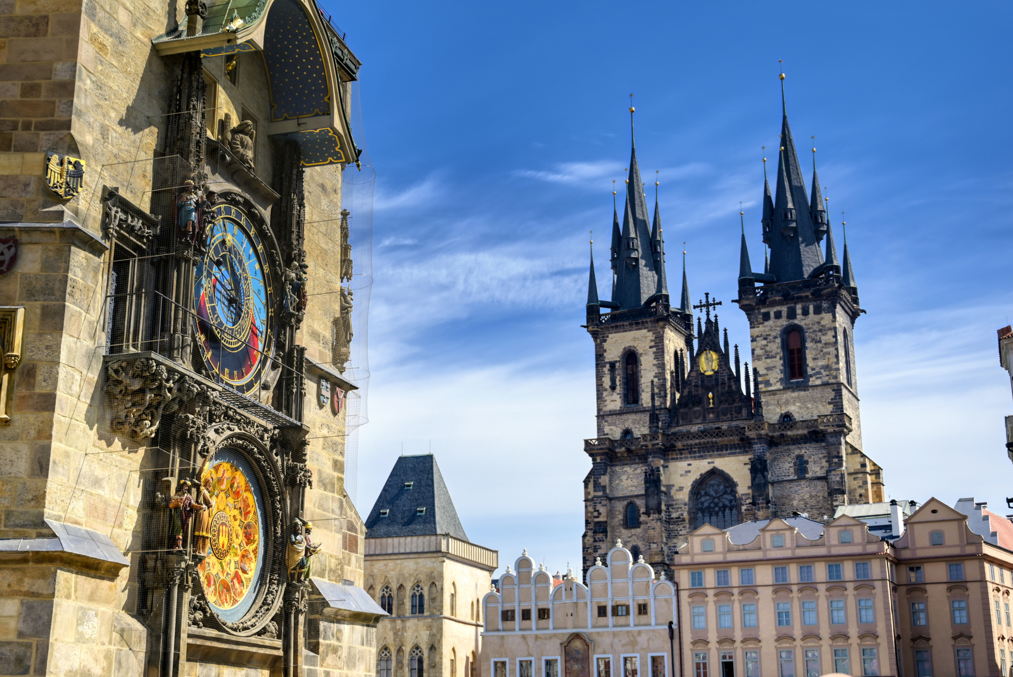 die Astronomische Uhr am Alten Rathaus und die Frauenkirche vor dem Teyn in Prag, Tschechische Republik die Astronomische Uhr am Alten Rathaus und die Frauenkirche vor dem Teyn in Prag, Tschechische Republik Bild