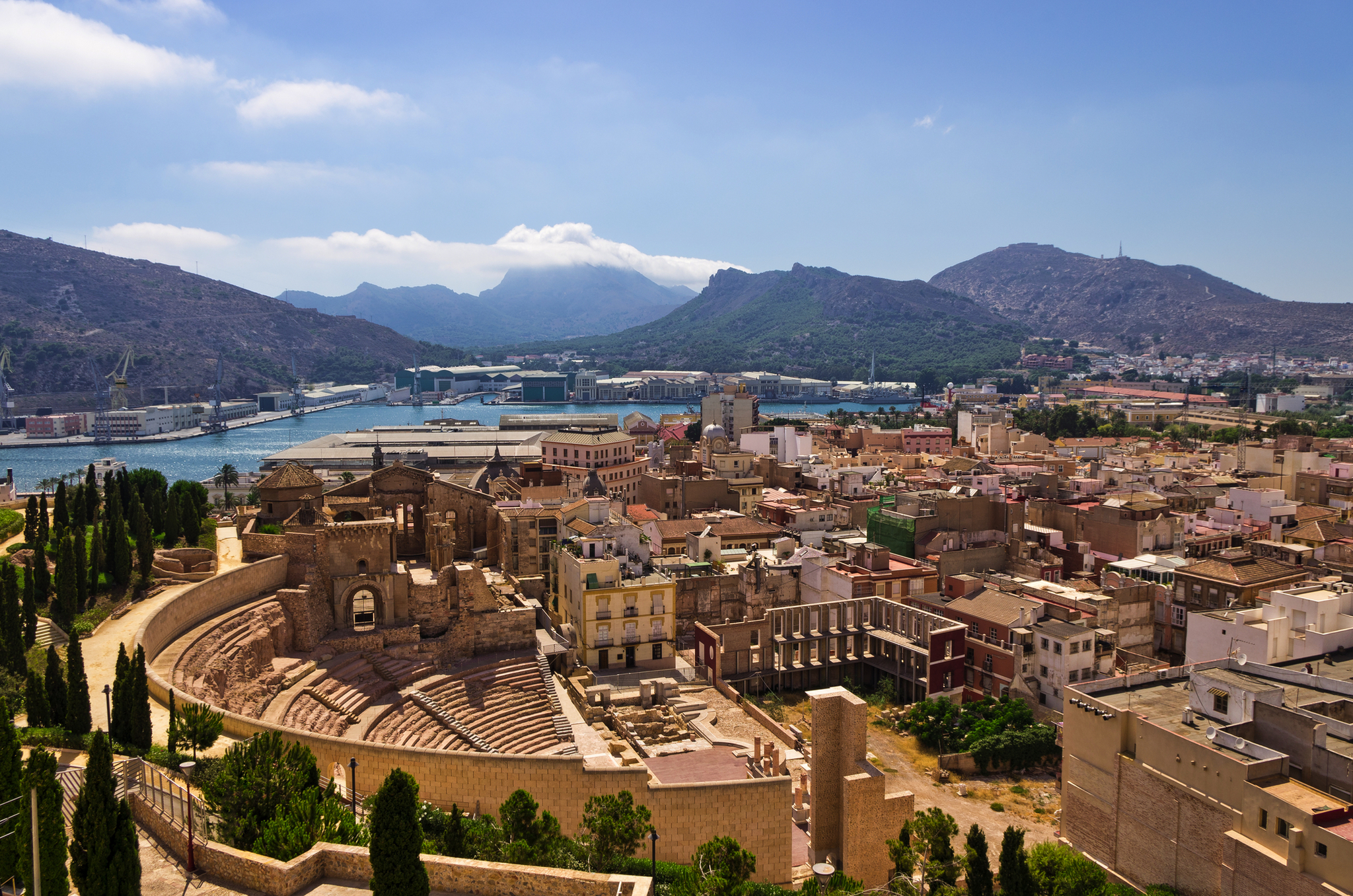 Historisches römisches Theater in Cartagena mit Stadt und Hügeln im Hintergrund.