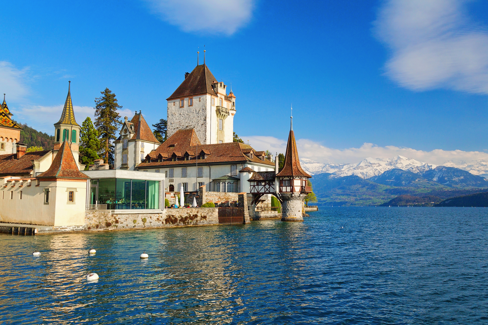 Schloss Oberhofen am Thunersee in der Schweiz Bild