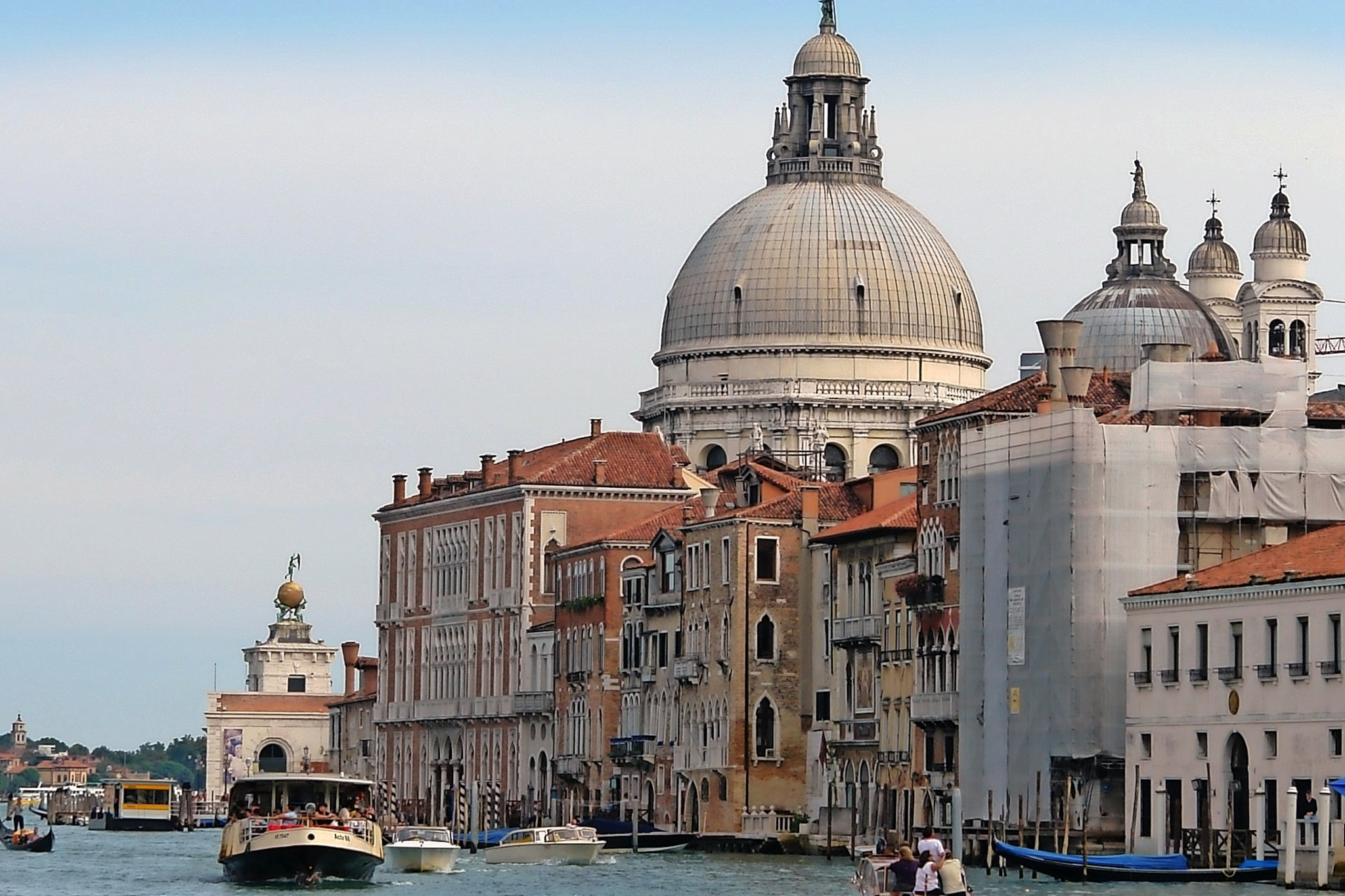 Venedig im Nordosten Italiens Kanal in Venedig mit prächtigen Gebäuden und Kuppel im Hintergrund.