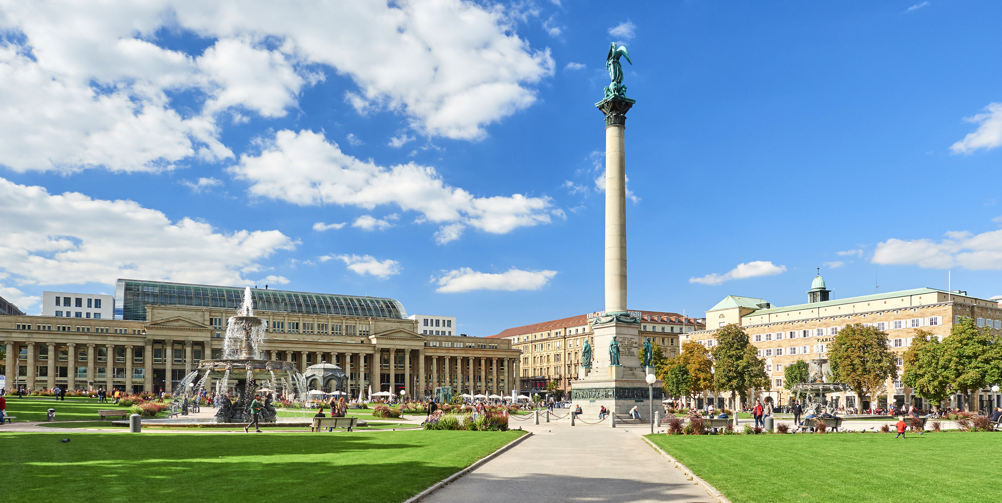 Jubiläumssäule auf dem Schlossplatz in Stuttgart Schlossplatz in Stuttgart mit Jubiläumssäule und Menschen im Sonnenschein