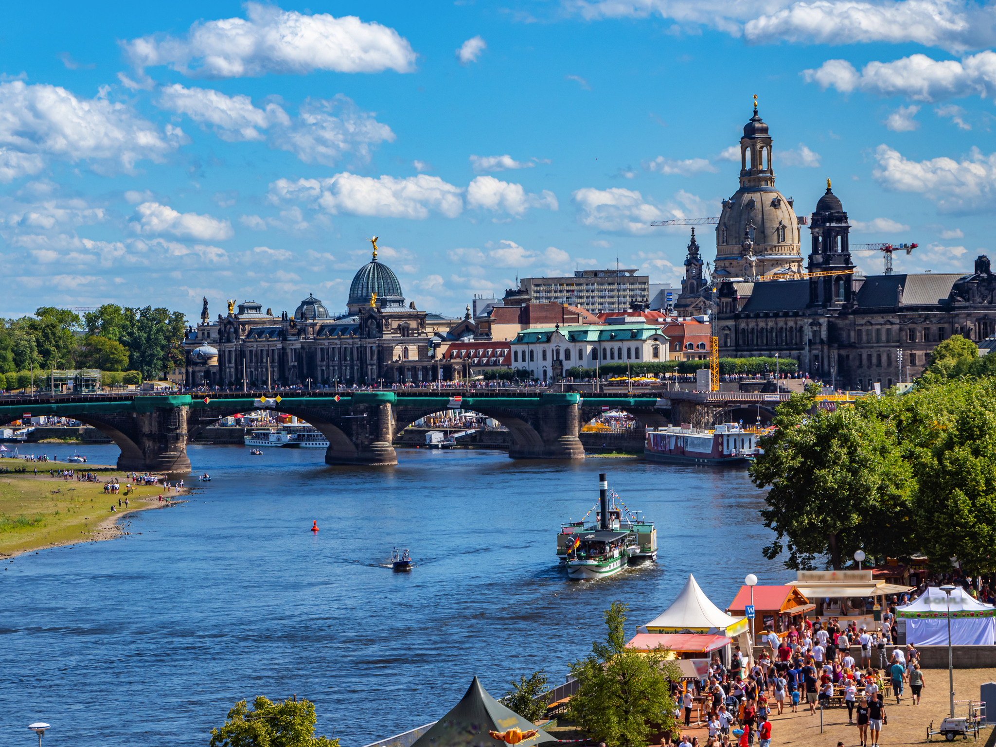 Blick auf Dresden mit Elbe, Augustusbrücke und berühmter Architektur im Hintergrund.