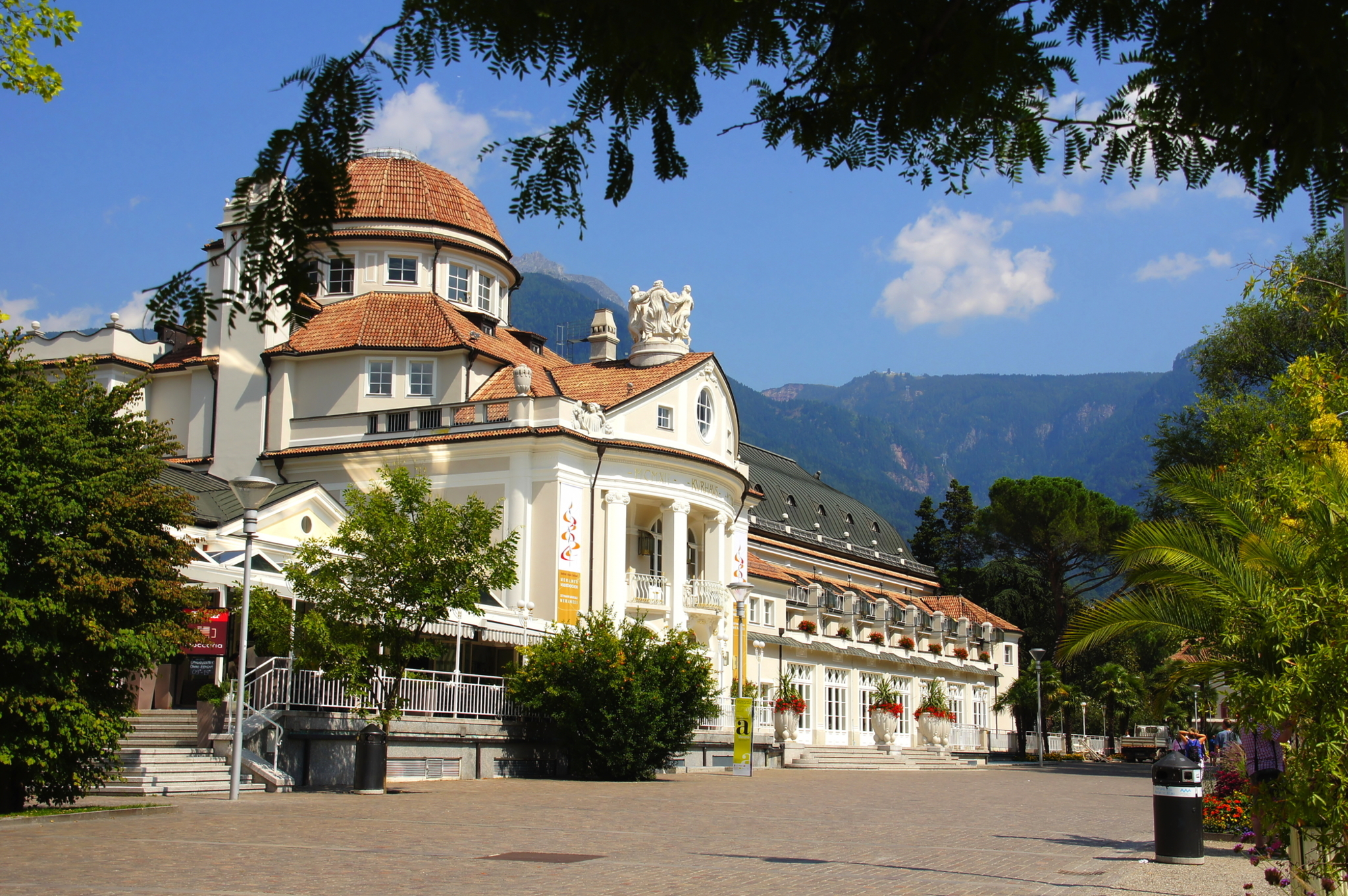 Kurhaus in Meran mit Kurpromenade Bild