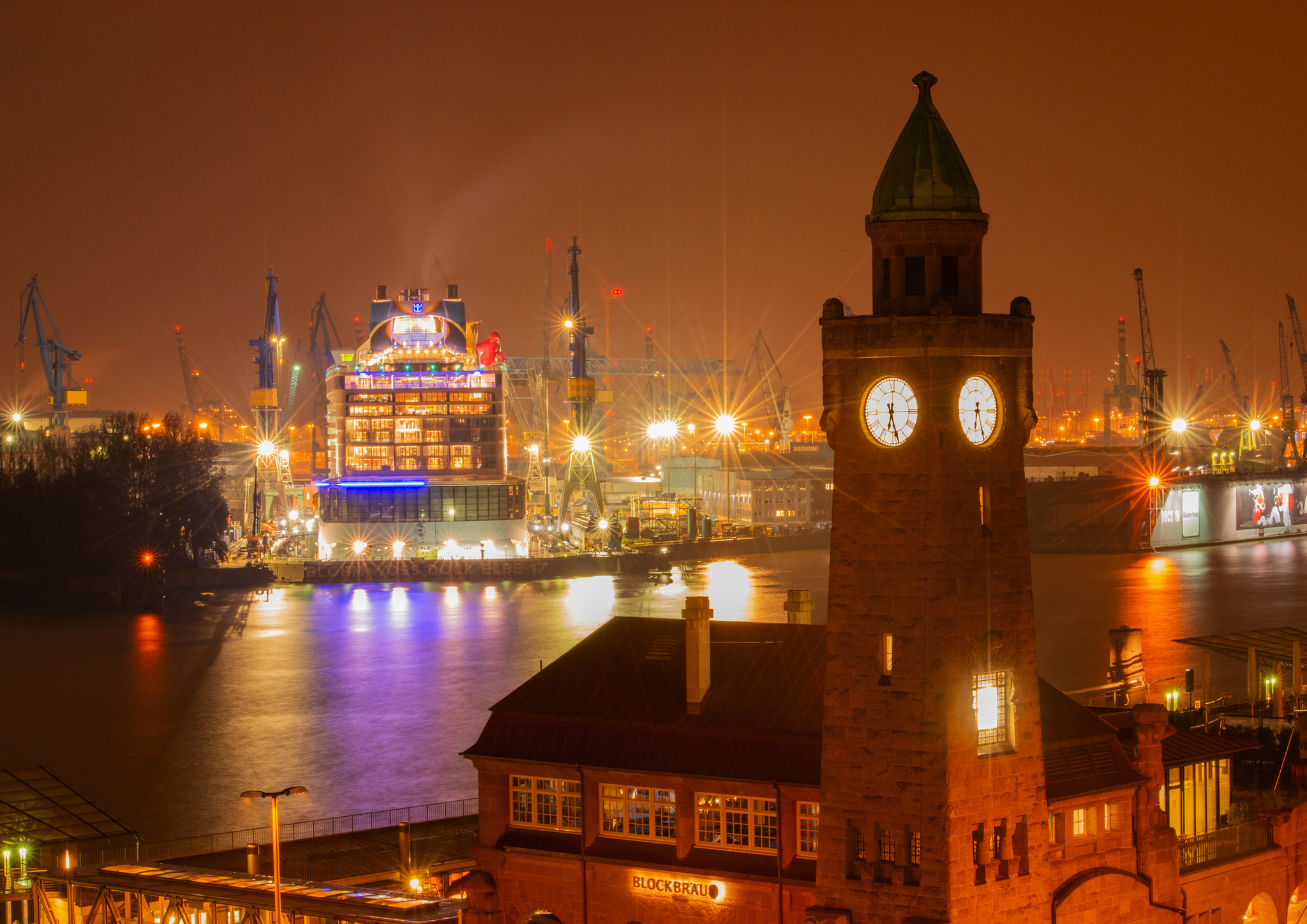 Nachtaufnahme von den St. Pauli Landungsbrücken in Hamburg Bild