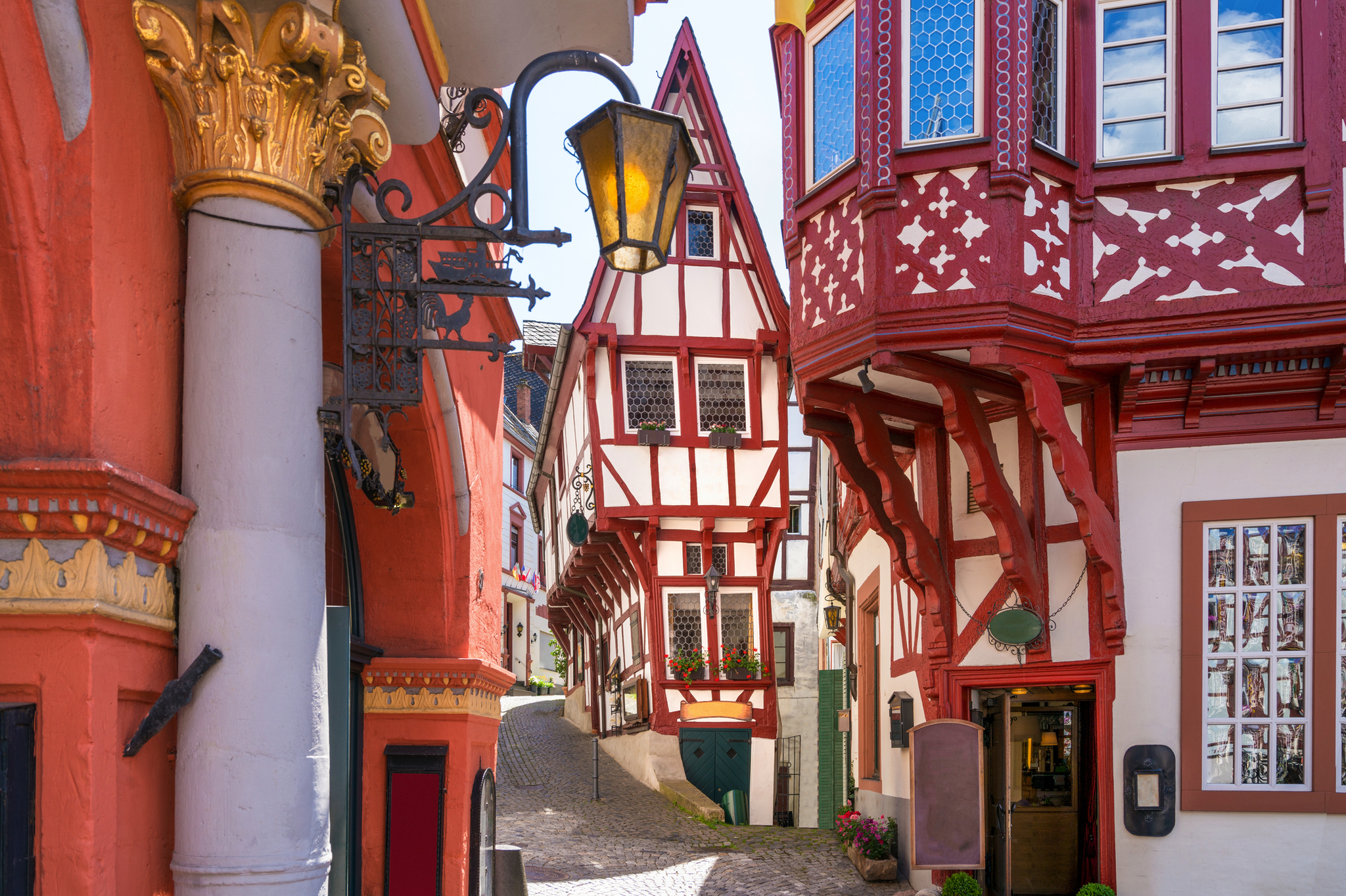 Fachwerkhäuser in einer engen, malerischen Altstadtgasse bei Tageslicht.