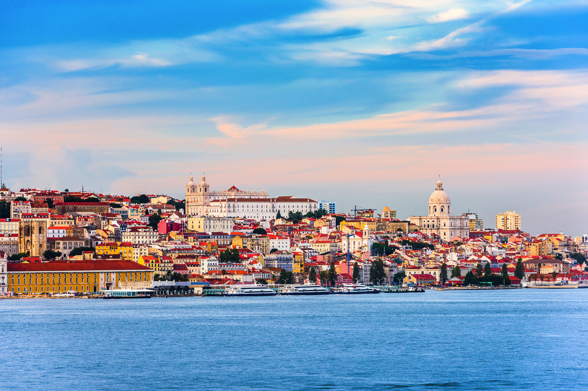 Panorama von Lissabon mit dem Fluss Tejo im Vordergrund.