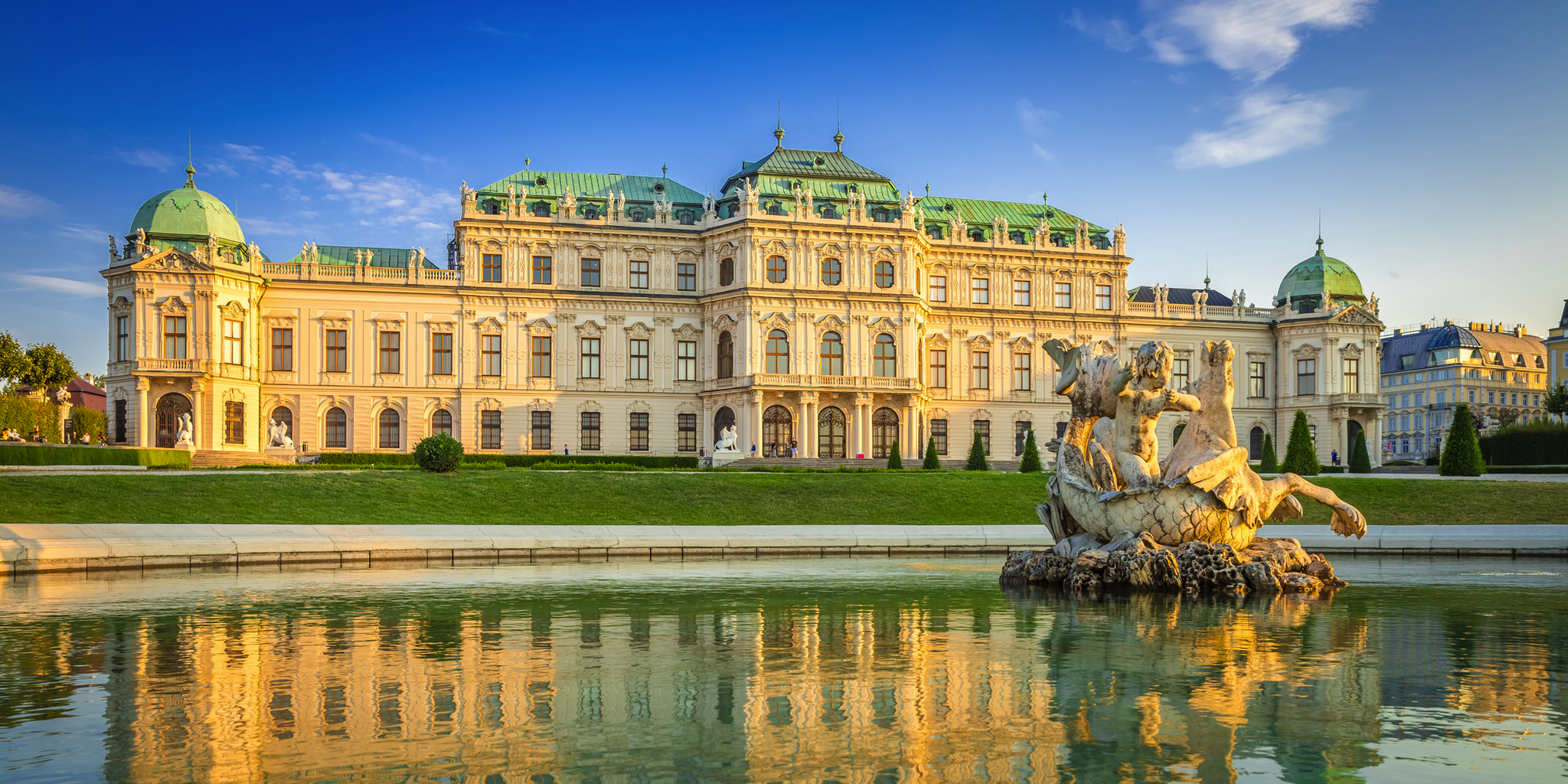 Barockschloss Belvedere in Wien mit Brunnen im Vordergrund.