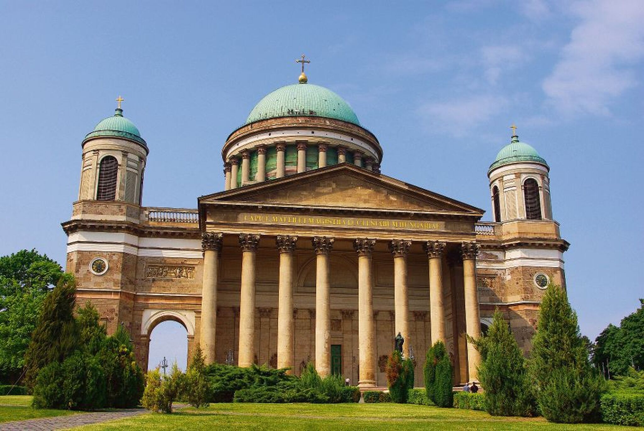 Blick auf die Fassade der Basilika von Esztergom mit ihren großen Kuppeln und Säulen.