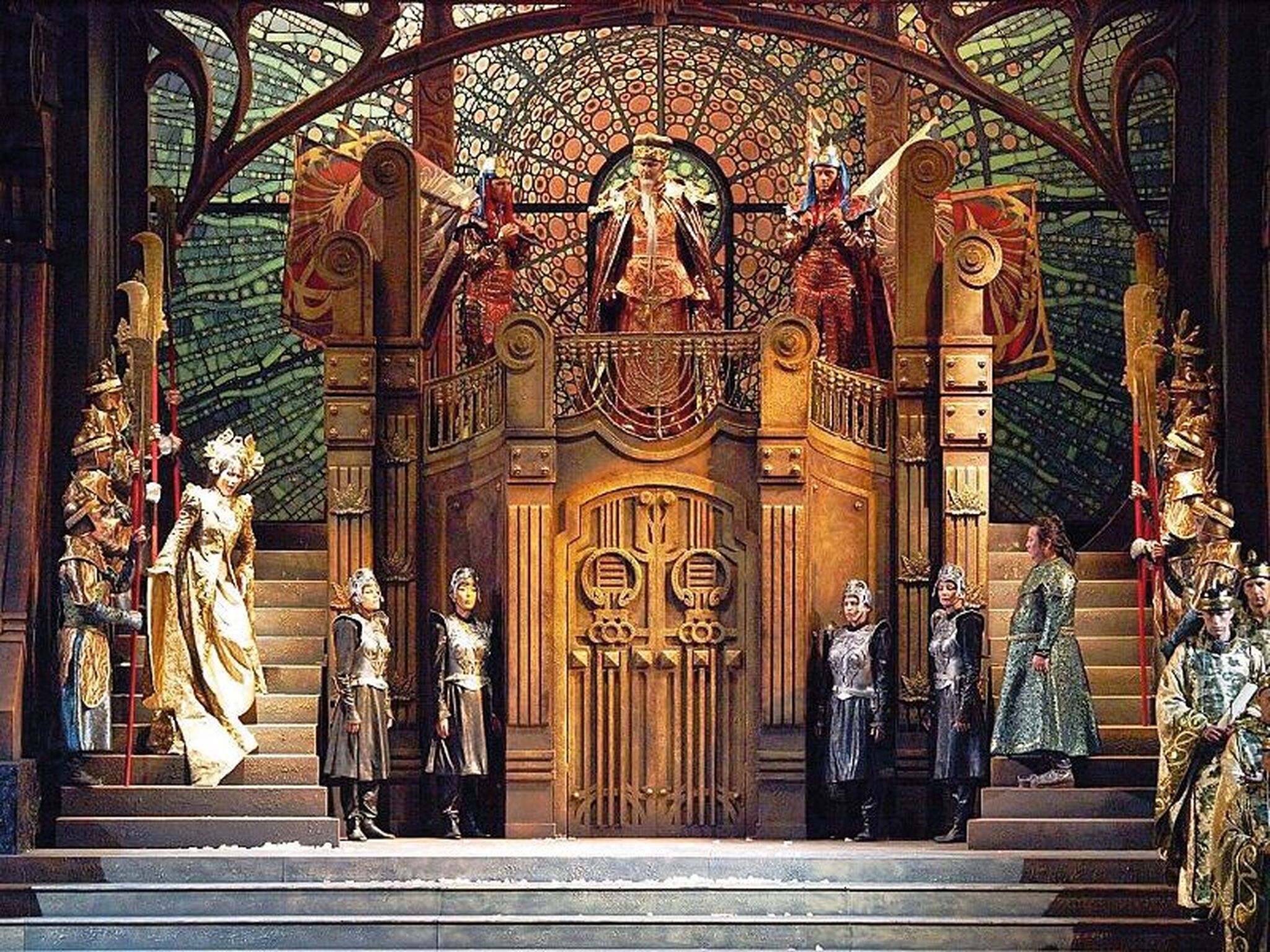 Szene aus der Oper Turandot mit einem prunkvollen Bühnenbild und kostümierten Darstellern.