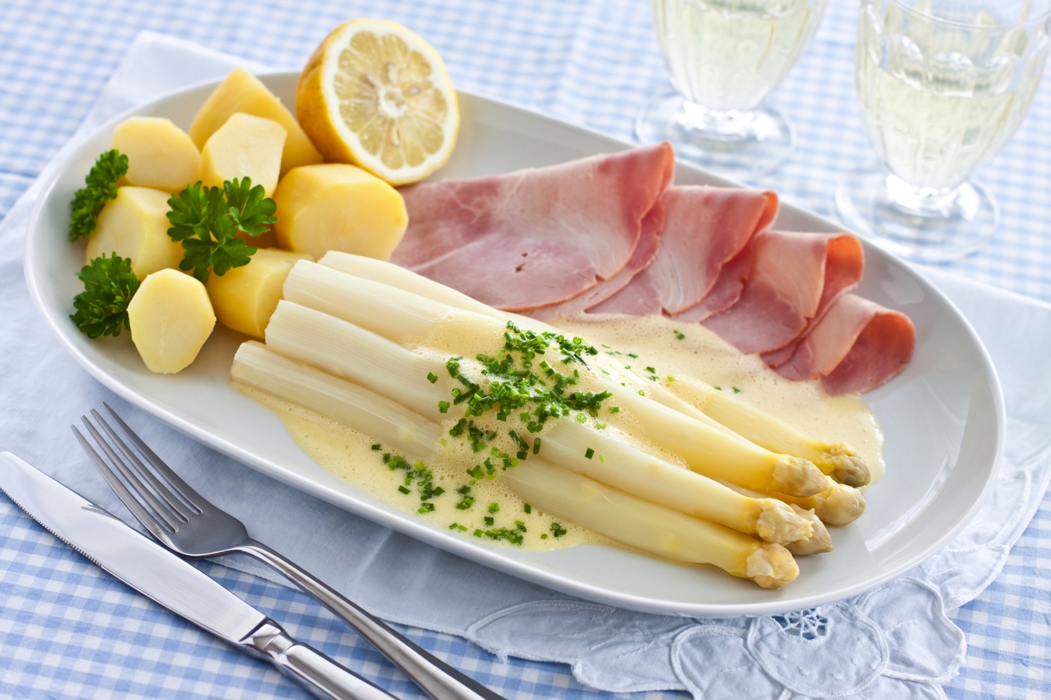 Spargel mit Sauce Hollandaise, Kartoffeln und Schinken Bild