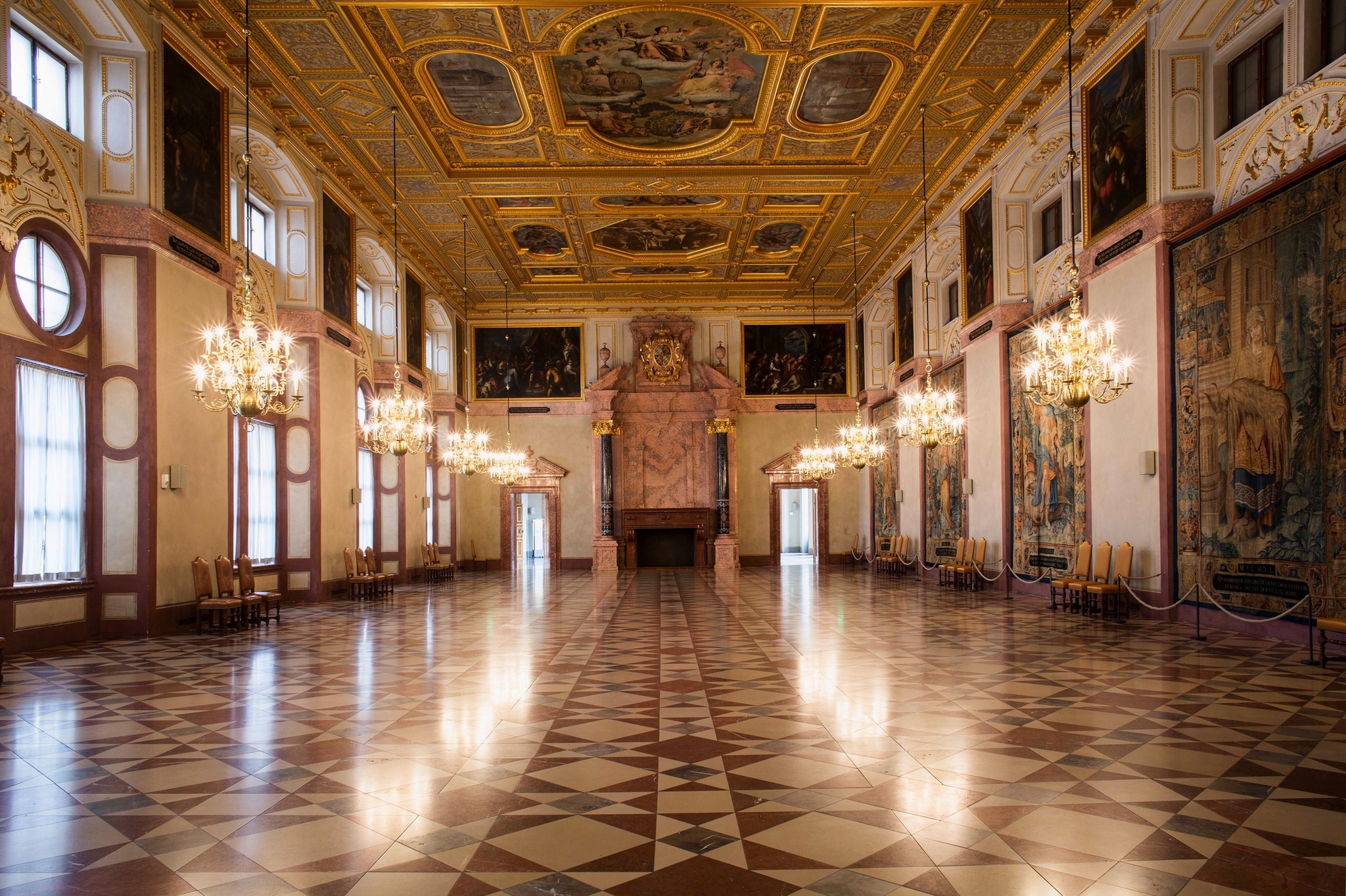 Prunkvoller Kaisersaal in der Residenz München mit kunstvollem Deckenfresko.