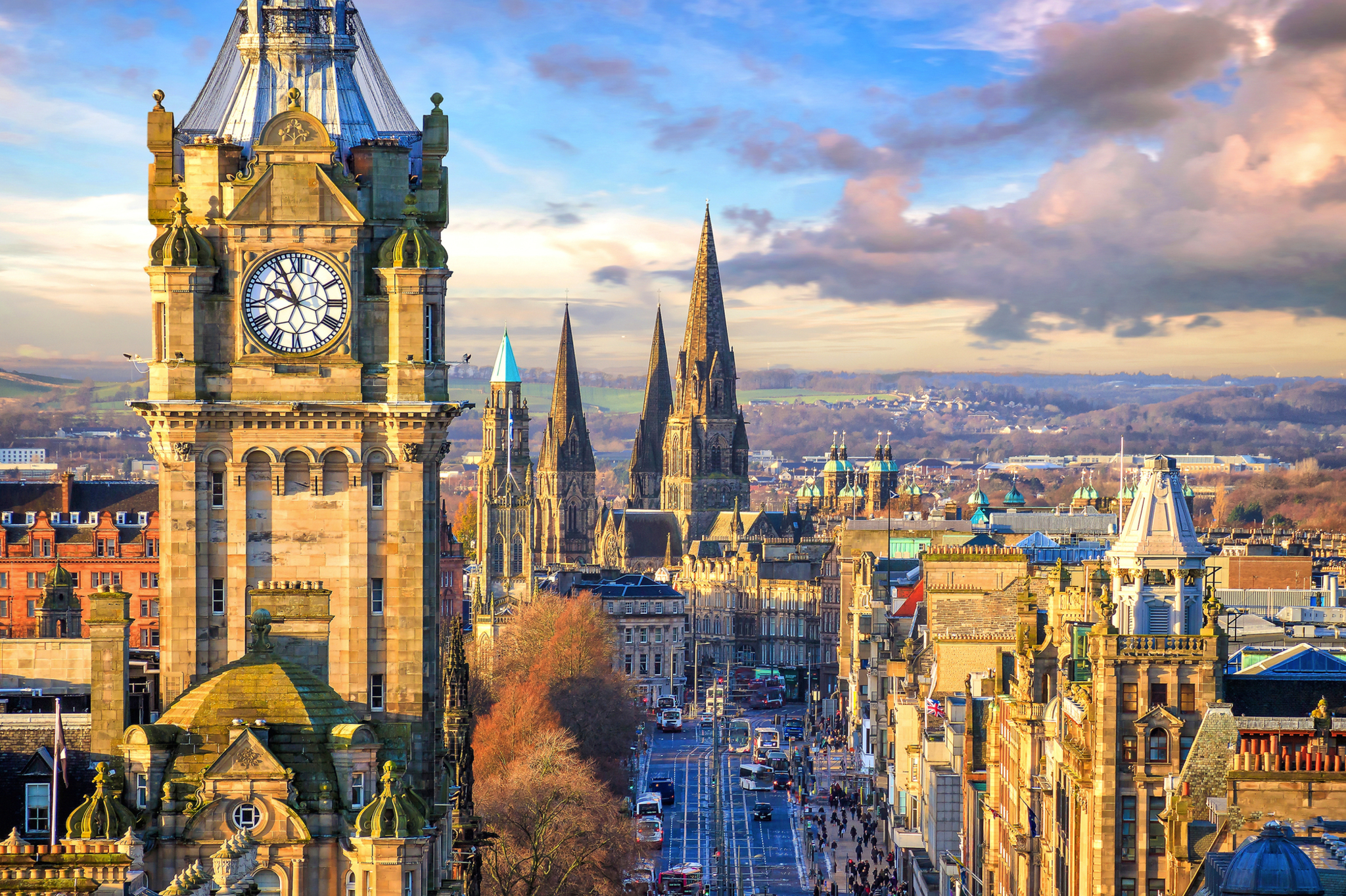 Stadtansicht von Edinburgh mit historischem Uhrenturm im Vordergrund.