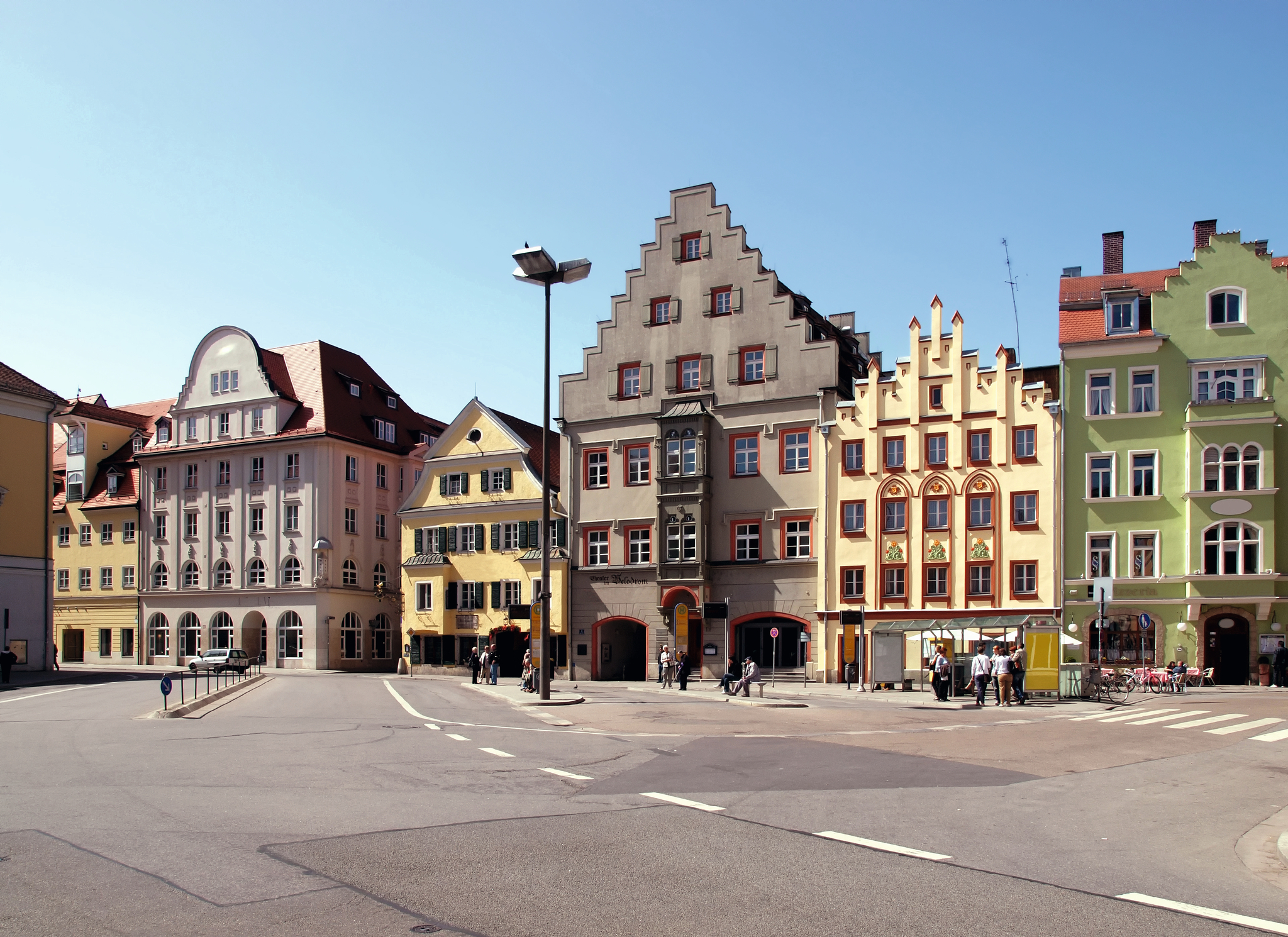 Historische Gebäude in der Altstadt von Regensburg an einem sonnigen Tag.
