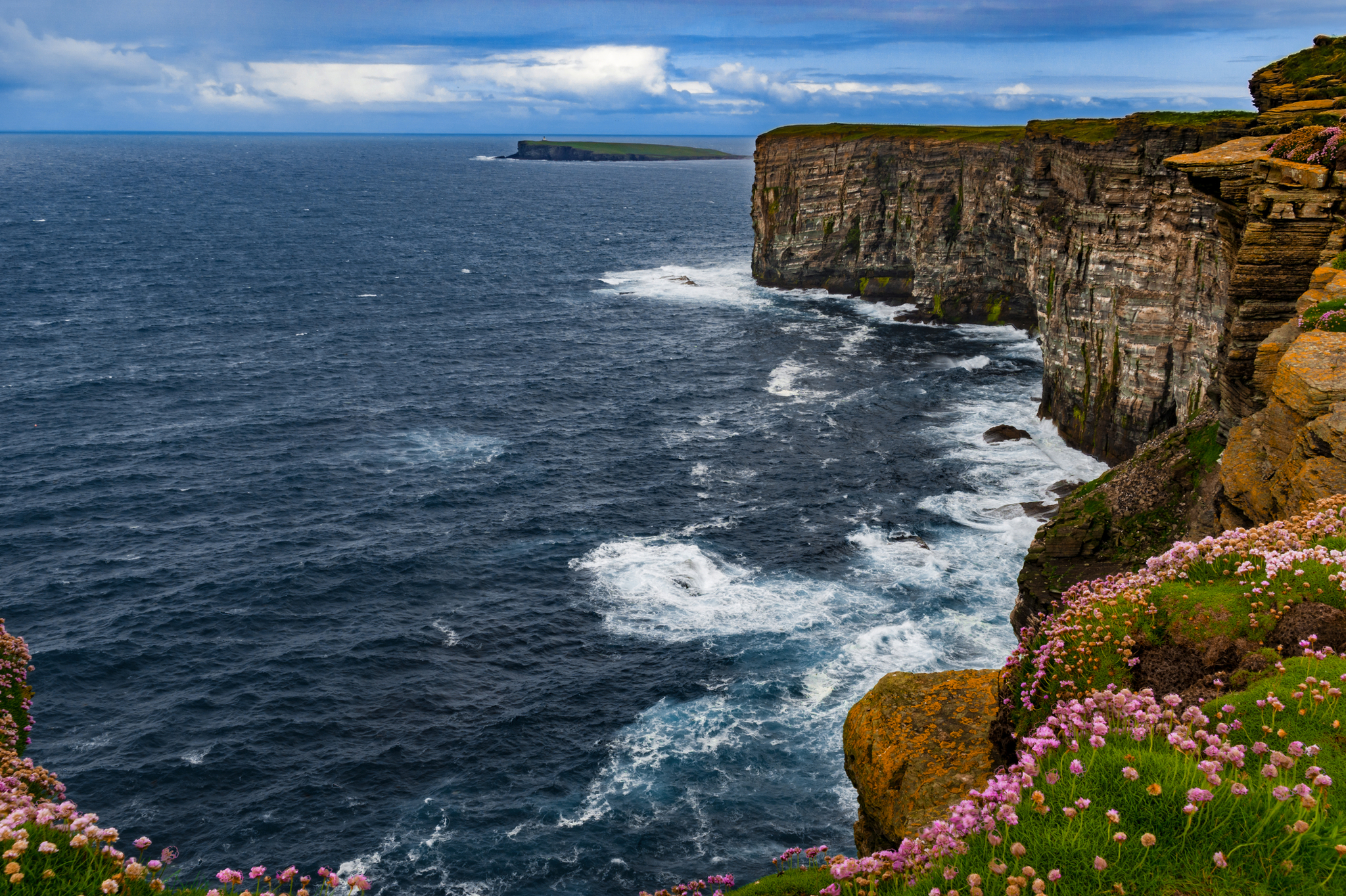 Schottische Küste nahe Kirkwall auf den Orkneyinseln mit Klippen und Blick auf das Meer.