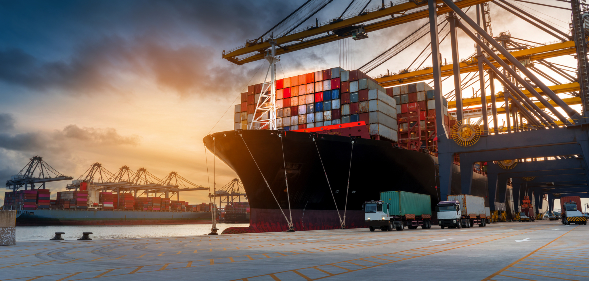 Containerschiff im Hamburger Hafen Bild