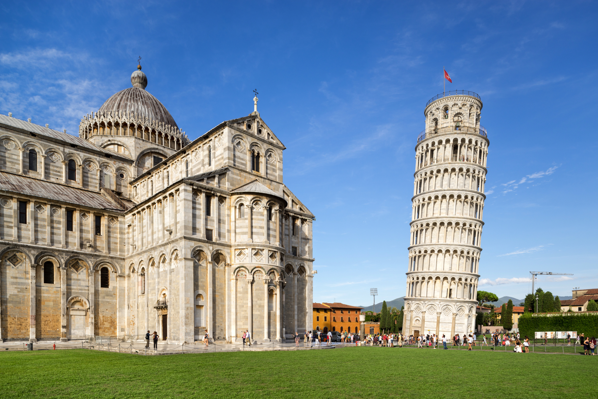 Schiefer Turm von Pisa und benachbarte Kathedrale bei Sonnenschein.