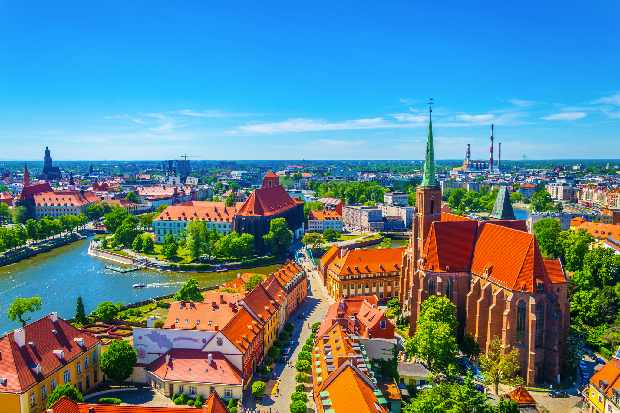 Stadtansicht von Wrocław mit Kathedrale und Fluss an einem sonnigen Tag.