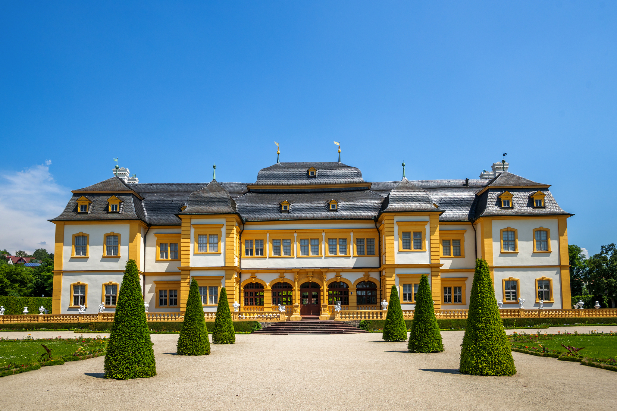 Schloss Veitshöchheim in Bayern, Rokoko-Stil, Ostseite mit Hofgarten.