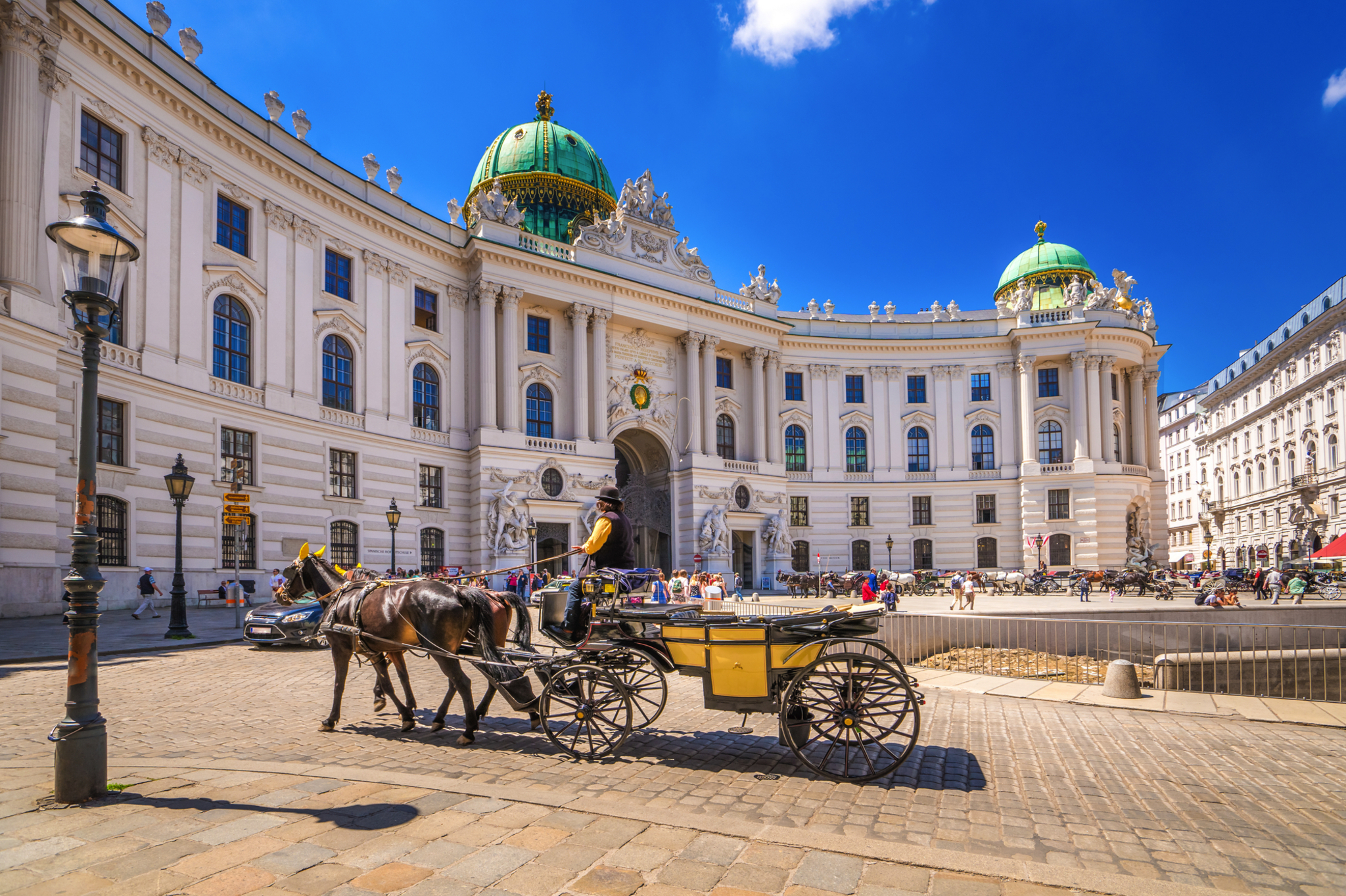 Fiaker vor dem Eingang der Alten Hofburg am Heldenplatz in Wien, Österreich.