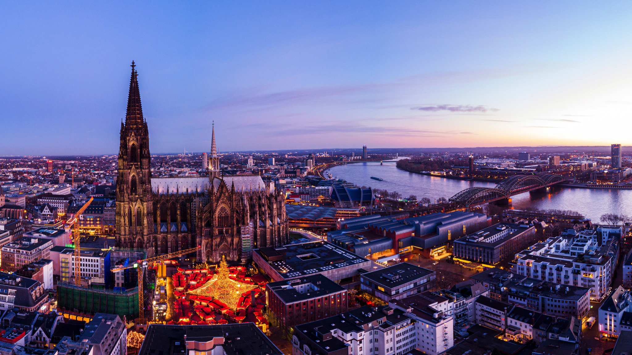 Kölner Dom und Stadt landschaft bei Sonnenuntergang, mit Rhein und Hohenzollernbrücke.