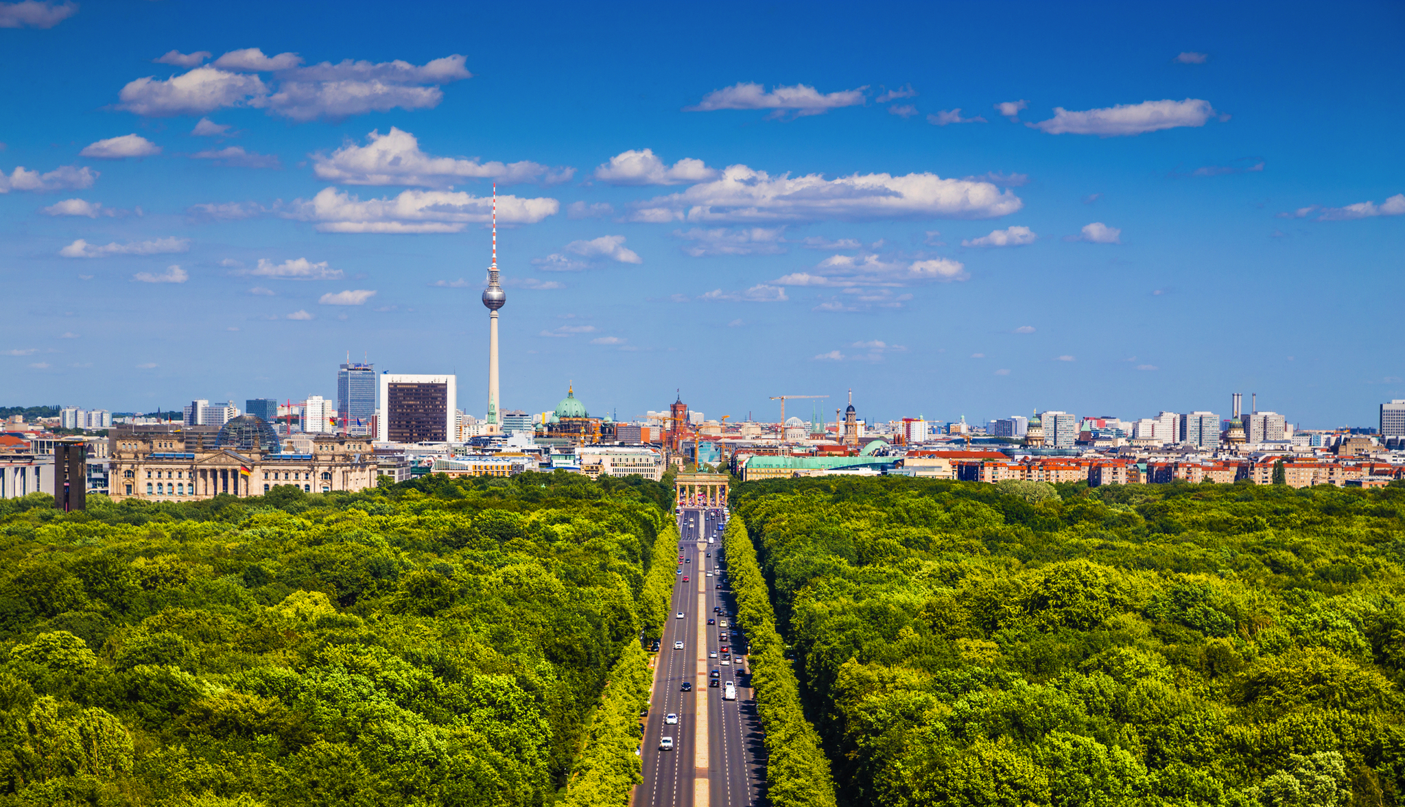 Blixk über die Straße des 17. Juni in Berlin Blick auf Berlin mit Fernsehturm und Reichstag, Straße durch den Tiergarten.