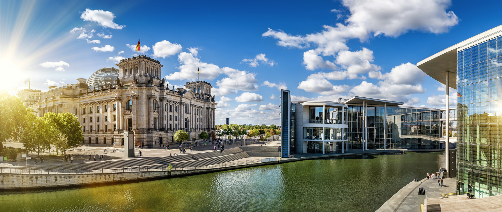 Panoramablick auf das Regierungsviertel in Berlin Panorama des Berliner Regierungsviertels mit Reichstag und Spree bei Sonnenschein.