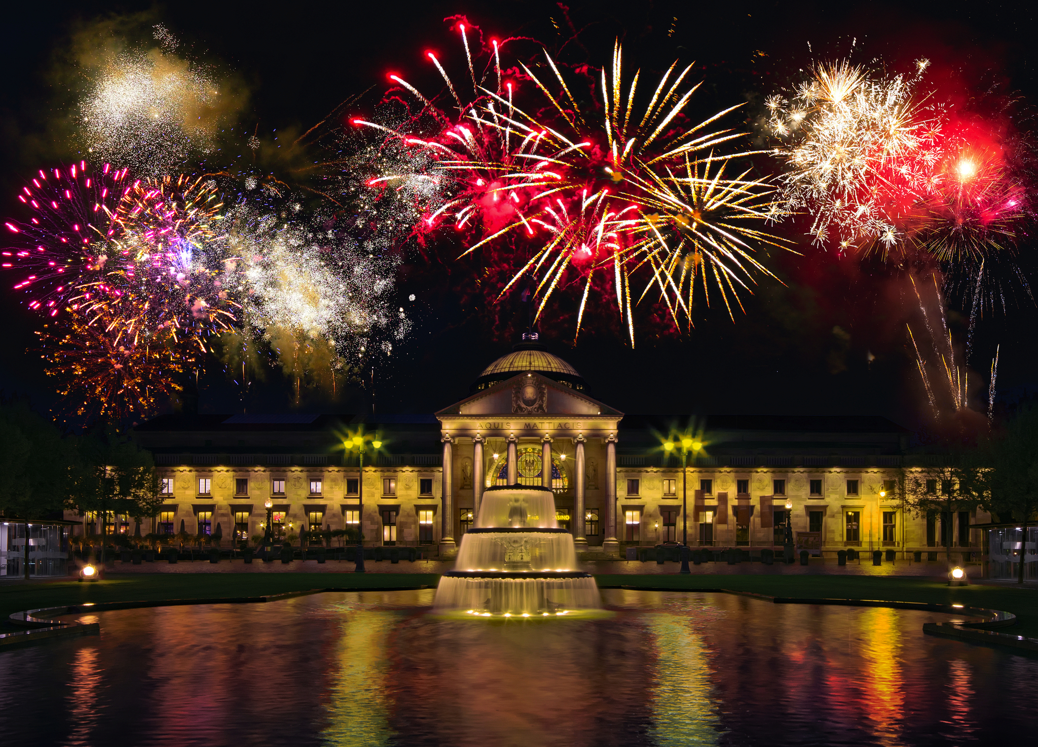 Feuerwerk über dem Kurhaus in Wiesbaden in der Nacht an Silvester.
