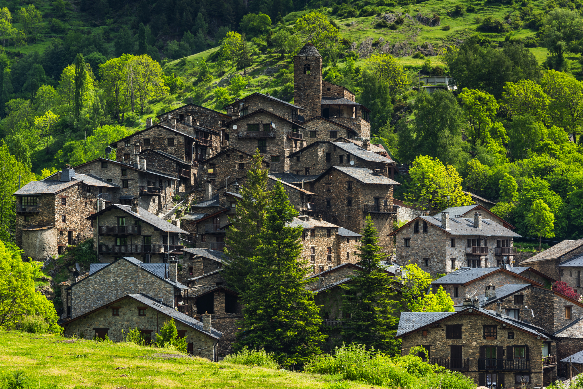Steindorf in Andorra mit typisch steinernen Häusern inmitten der Pyrenäen.