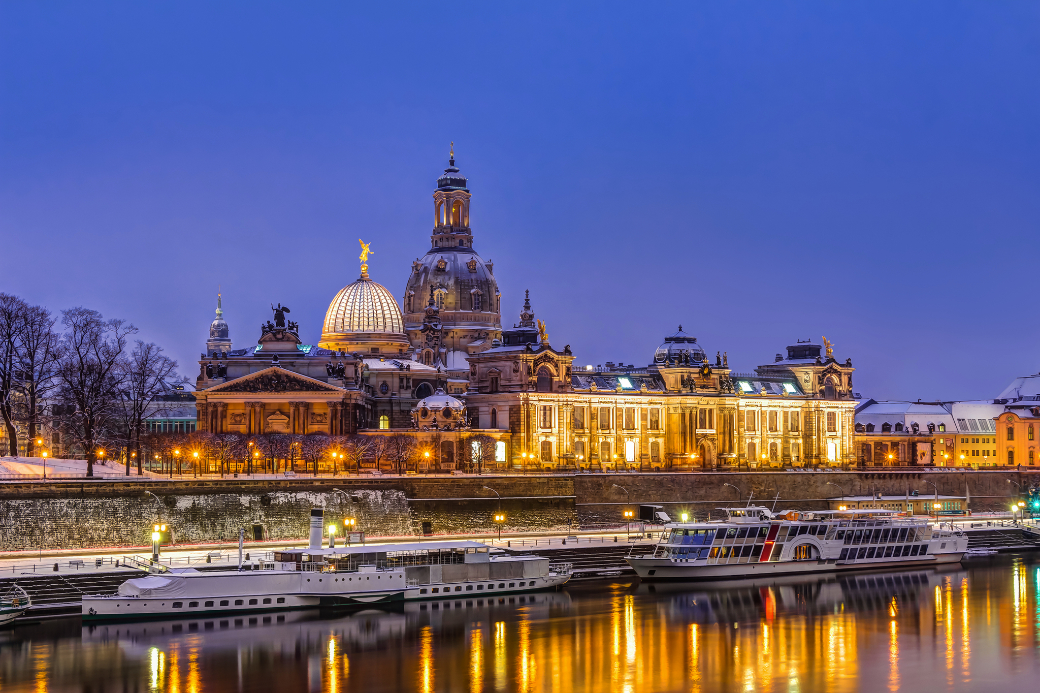 Dresdner Altstadt mit Frauenkirche und Elbe bei Dämmerung.