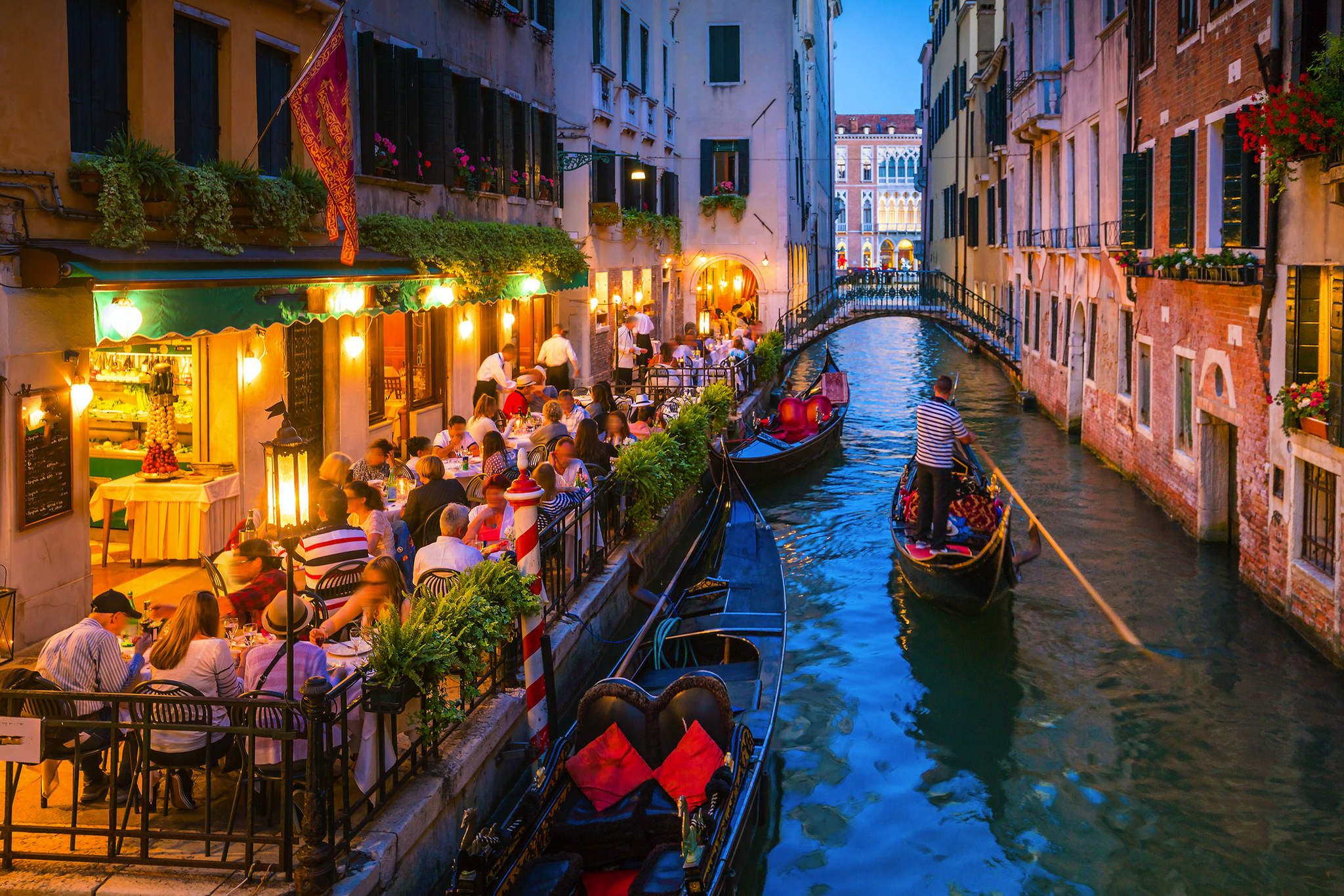 Kanal in Venedig Italien nachts Kanal in Venedig, Italien bei Nacht mit beleuchteten Gebäuden und Gondeln auf dem Wasser.